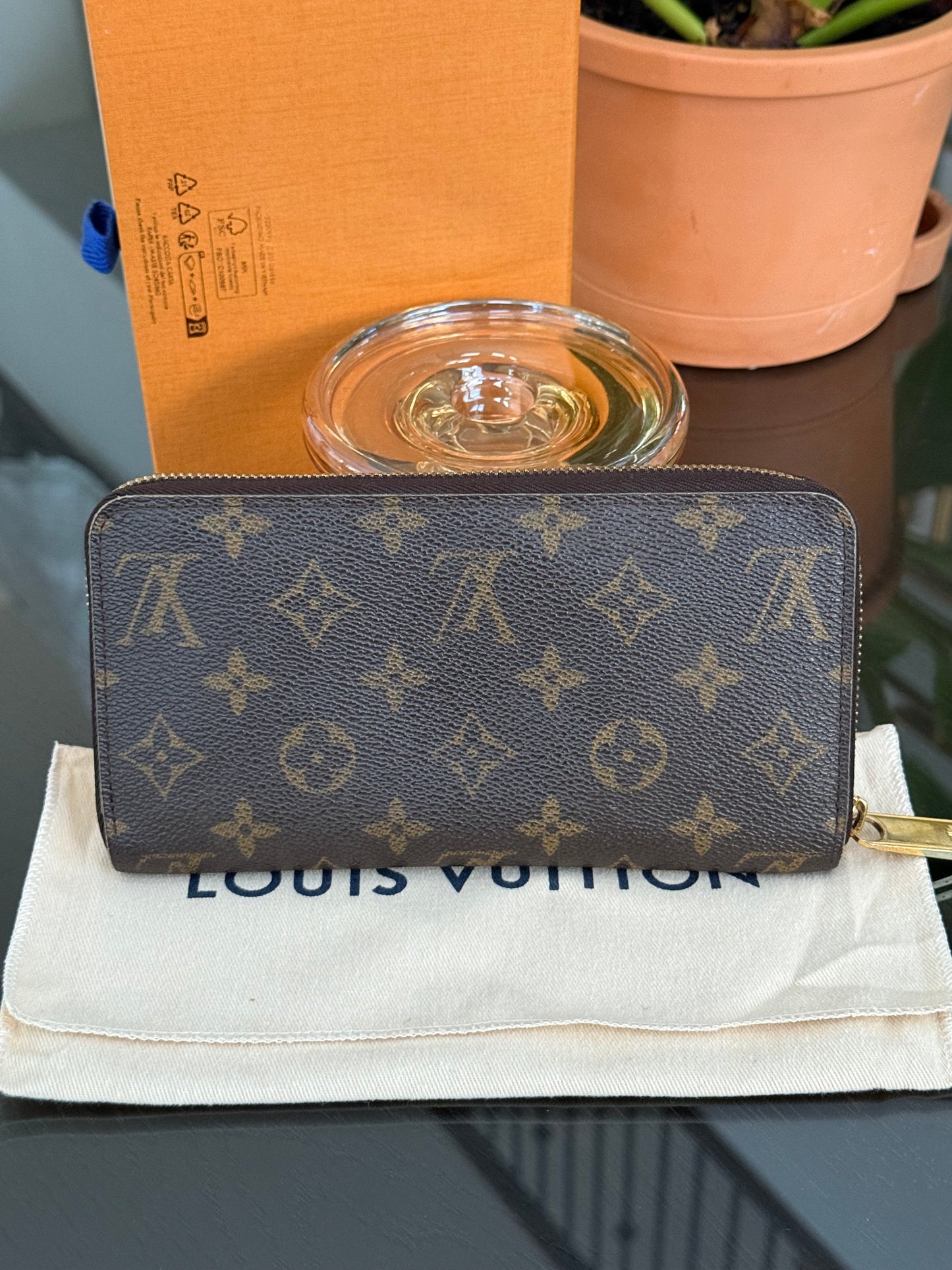 Zippy Long Wallet in Monogram with Dustbag and Box π
Year: 2009