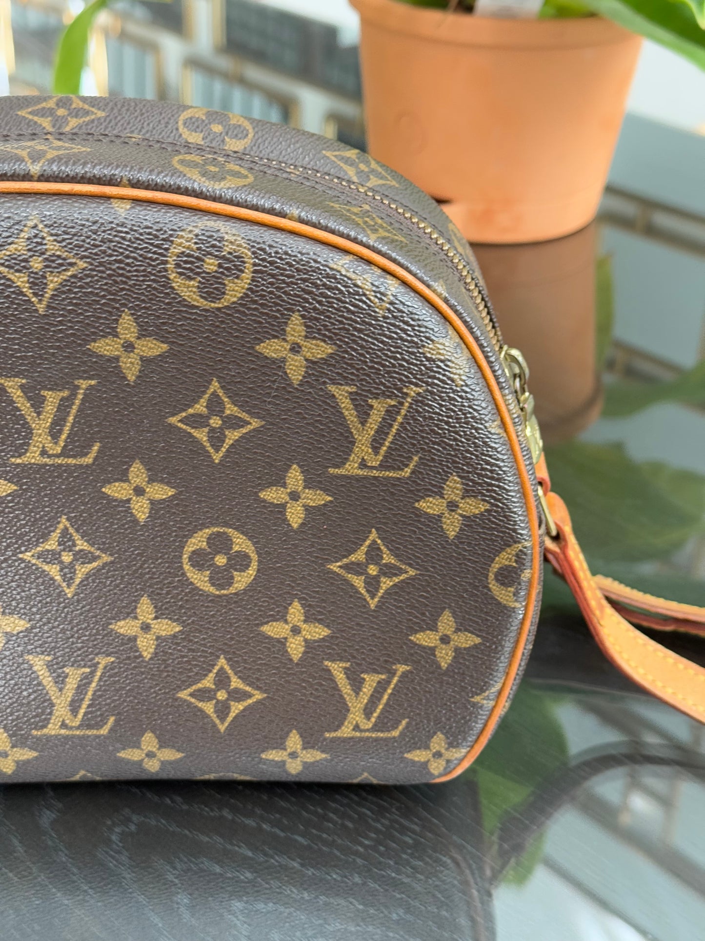 Blois Crossbody -🗓️ Year: 1995