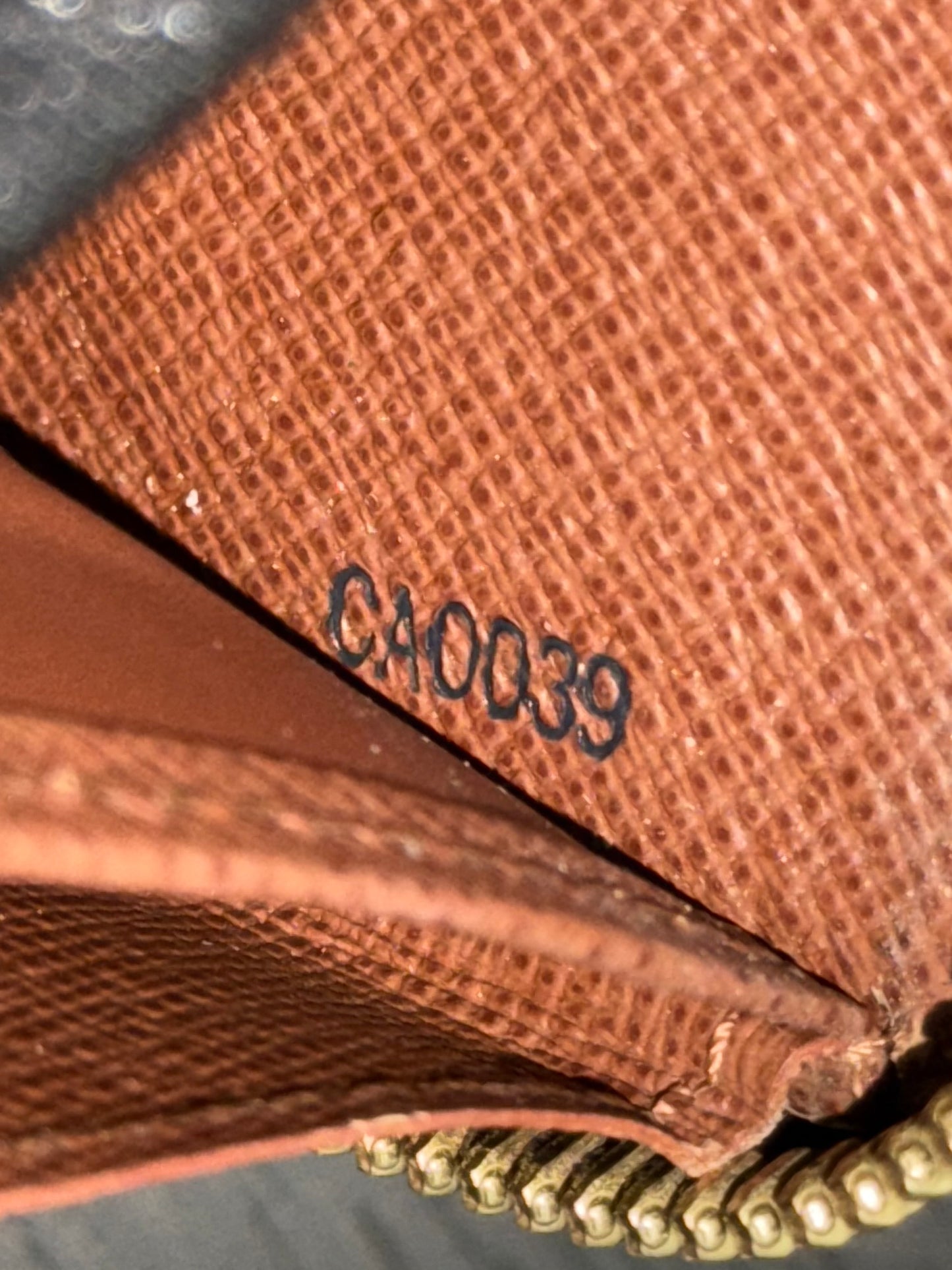 Zippy Long Wallet in Monogram with Dustbag and Box π
Year: 2009