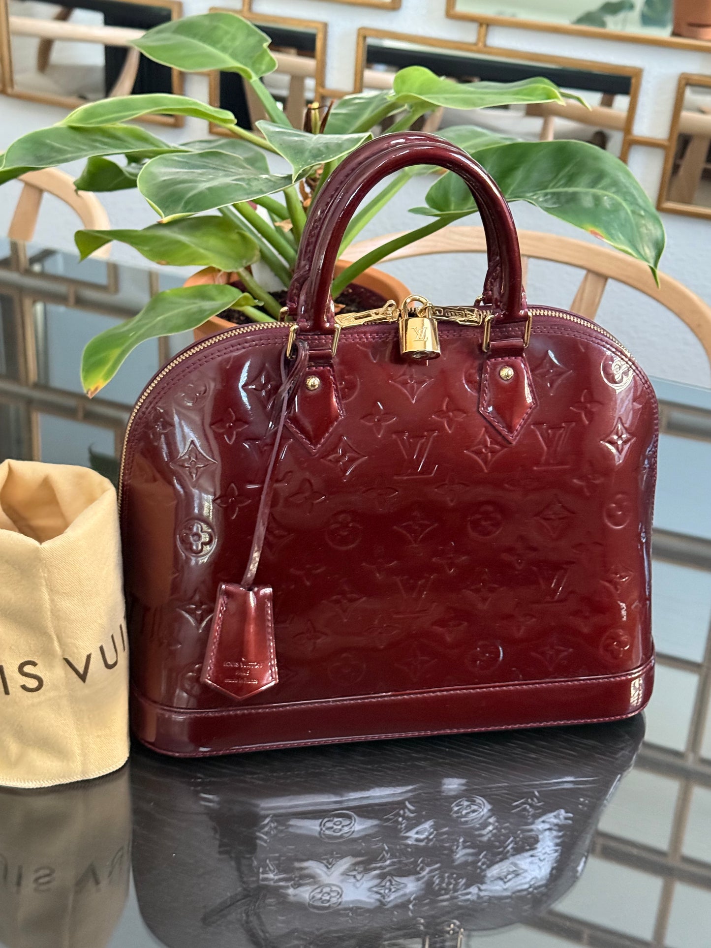 Vernis Alma PM Amarante with Lock π and key, clochette and Dustbag π