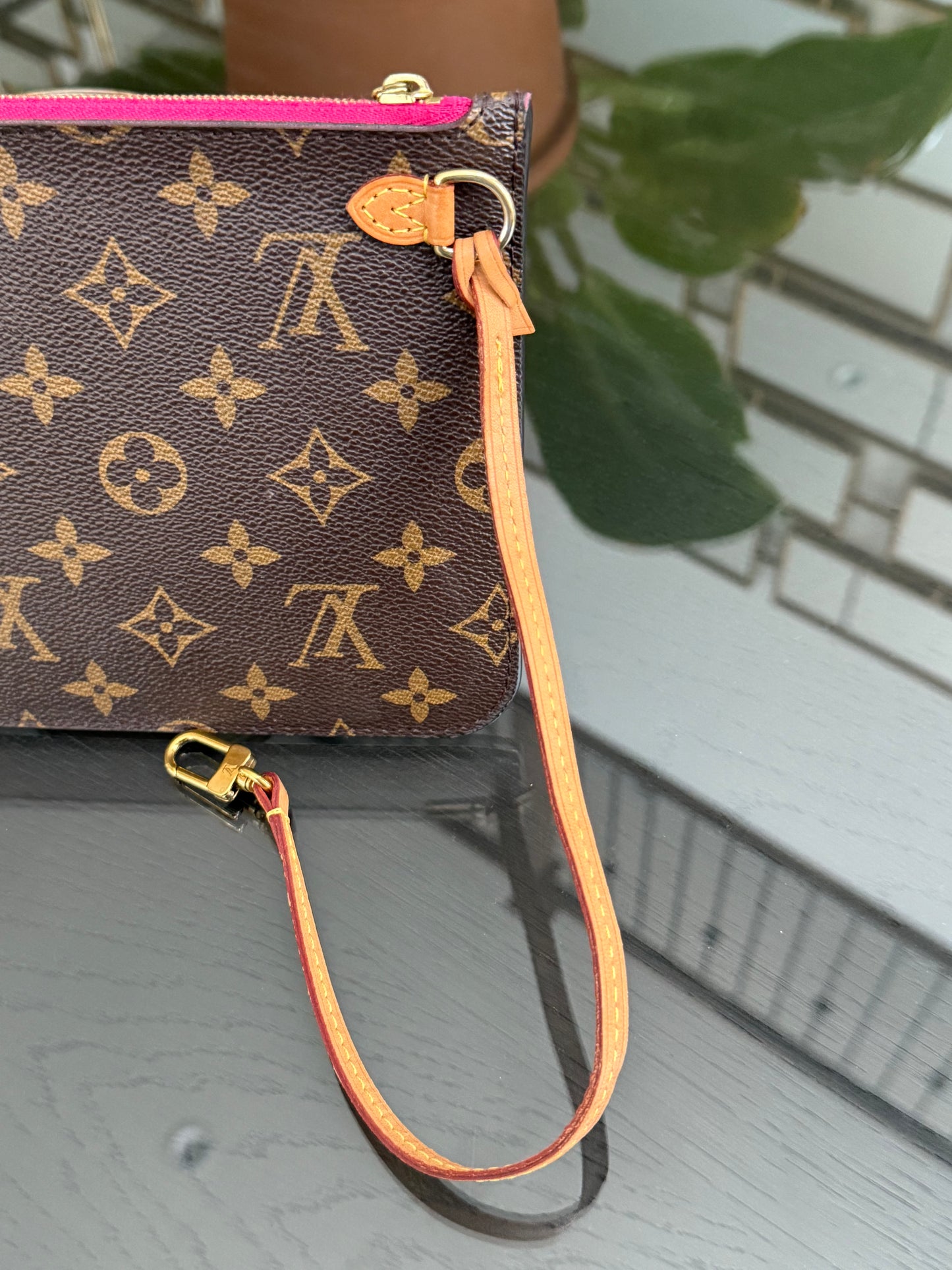 Neverfull MM Pouch in Peony interior -🗓️ Year:2019