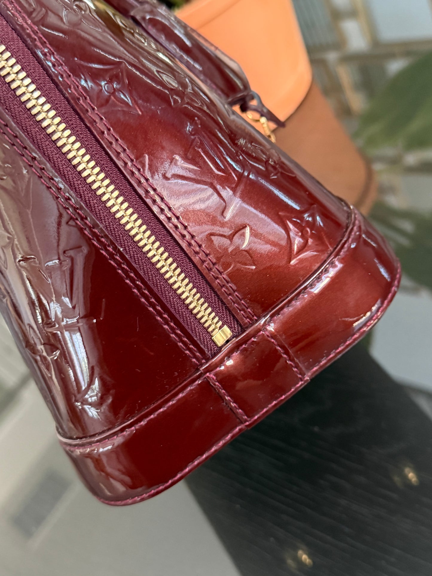 Vernis Alma PM Amarante with Lock π and key, clochette and Dustbag π