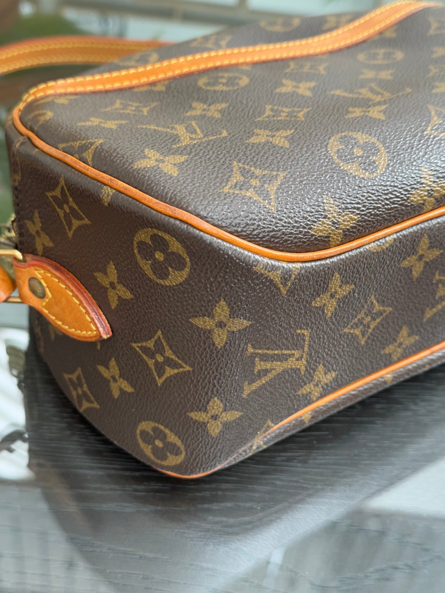 Blois Crossbody -🗓️ Year: 1995