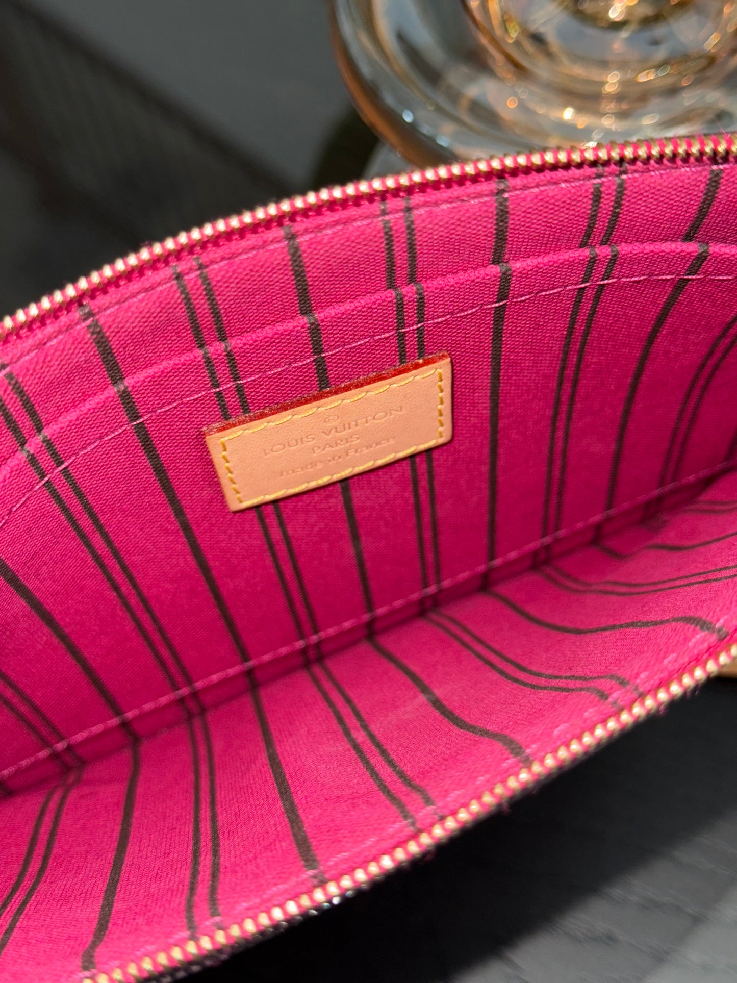 Neverfull MM Pouch in Peony interior -🗓️ Year:2019