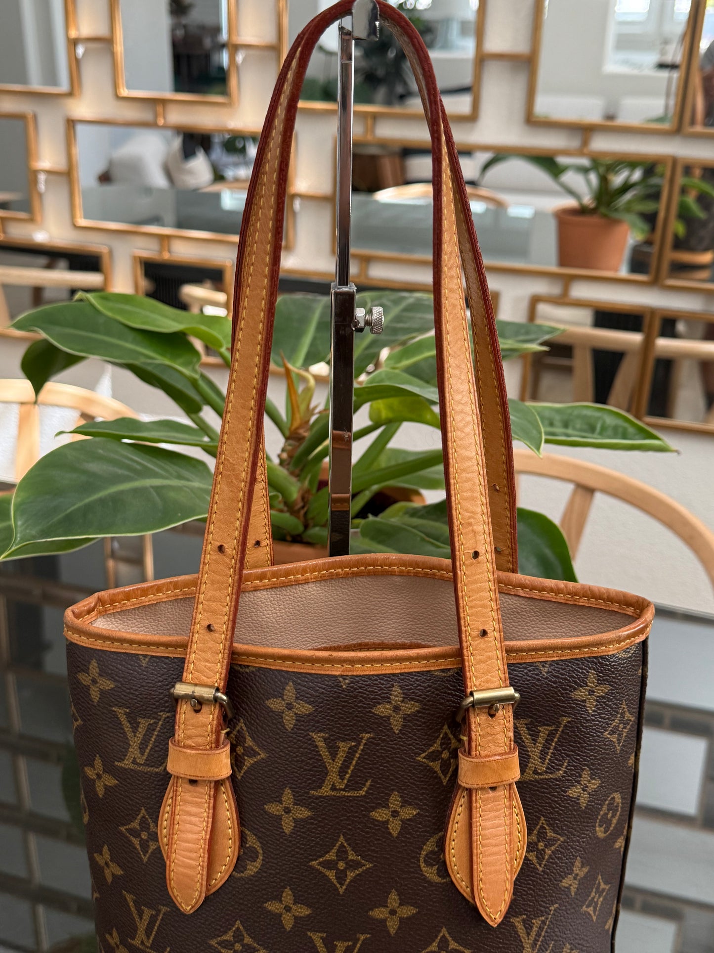 Petite Bucket in Monogram 🗓️ Year: 2003