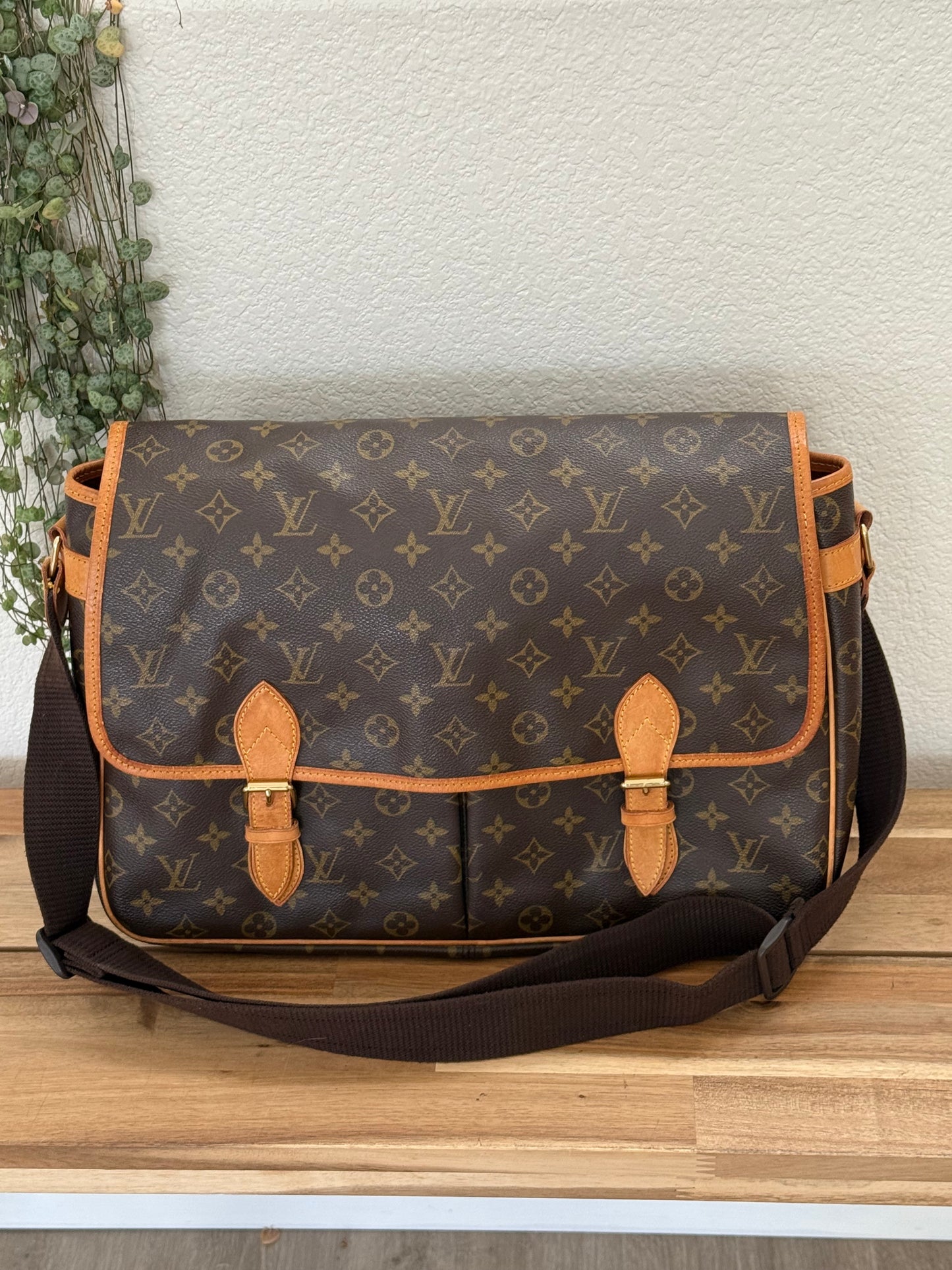 Gibeciere GM Crossbody - π
Year: 1997