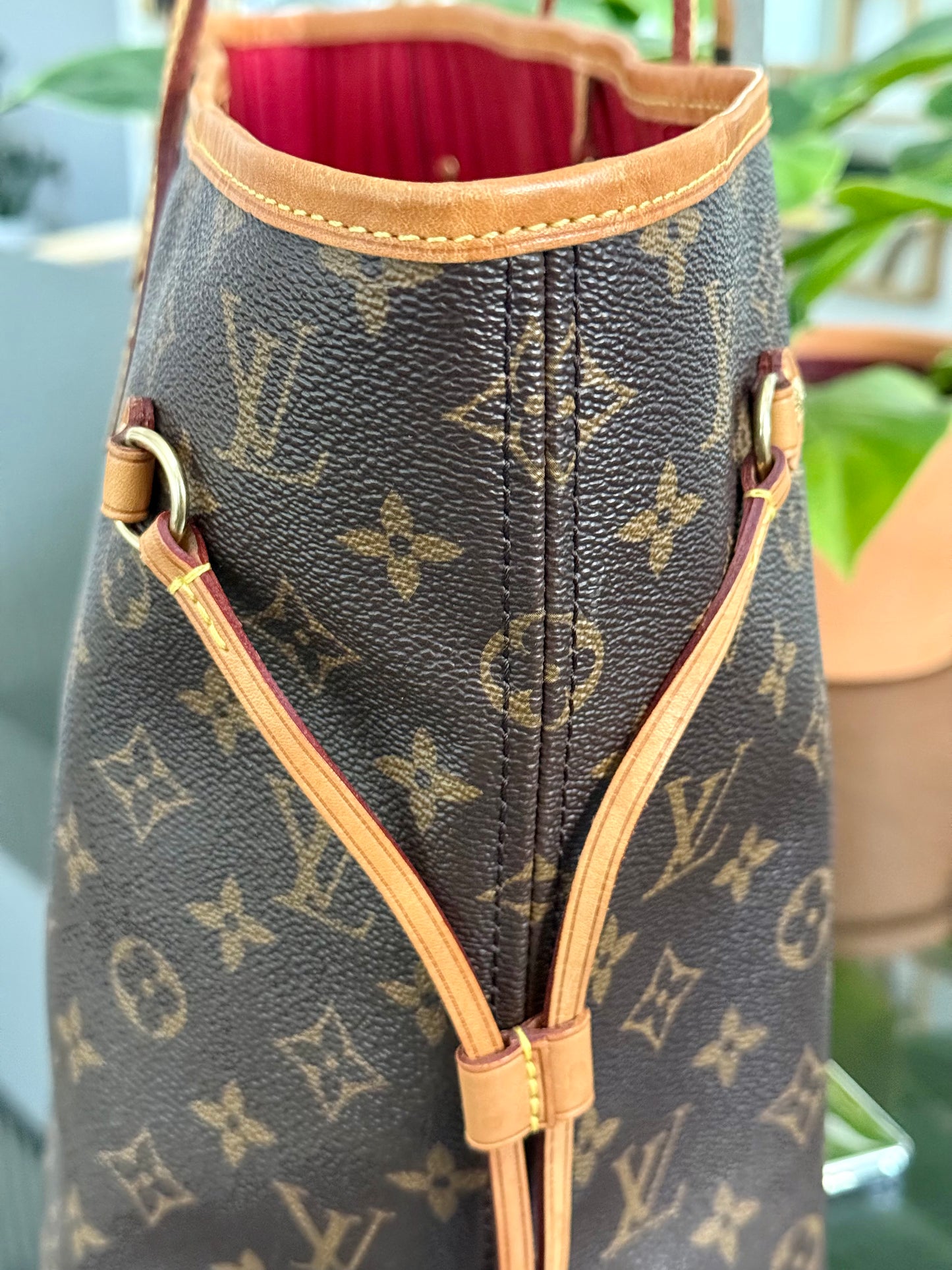 Neverfull MM in Cerise/ Red interior with Dustbag ๐
Year: 2018