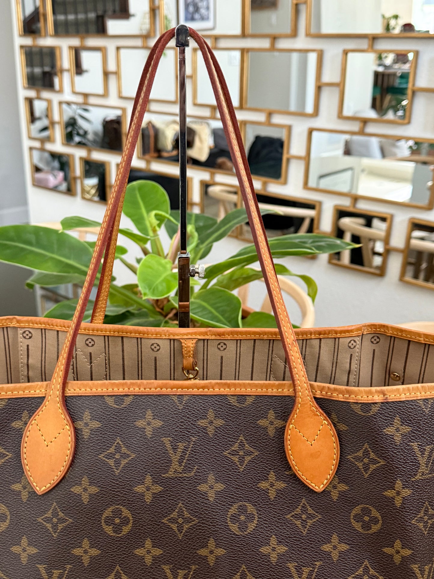 Neverfull GM with Dustbag and Insert Organizer ๐
Year: 2012