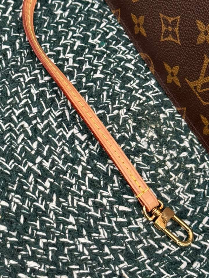 Neverfull MM/GM Pouch in Peony 🗓️ Year: 2020