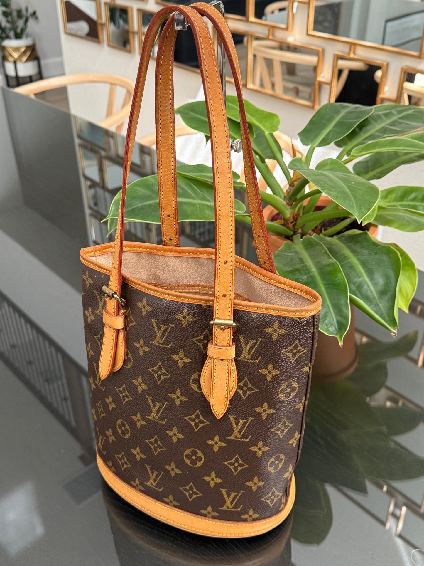 Petite Bucket in Monogram 🗓️ Year: 2003
