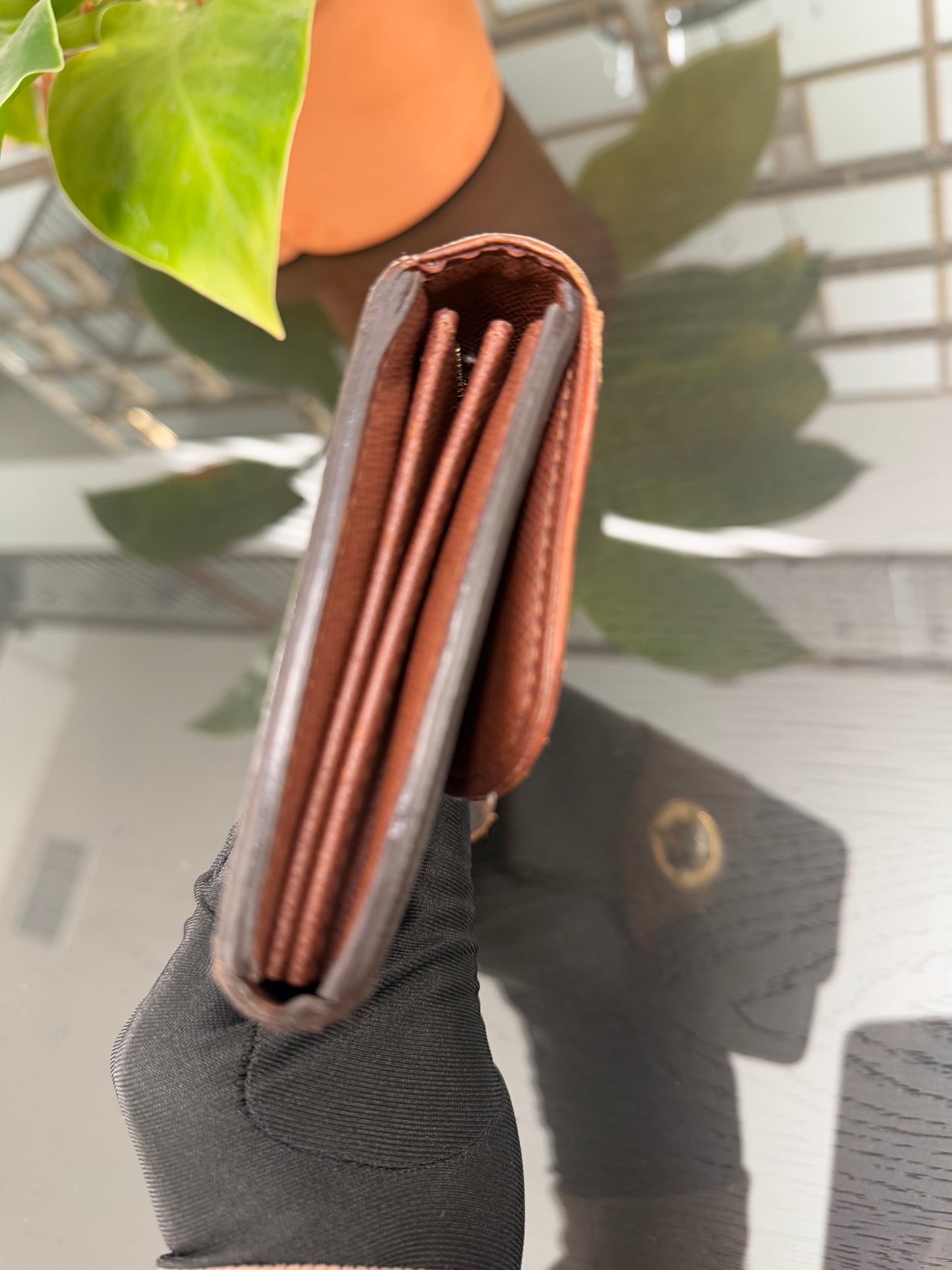 Boetie Wallet w/ 16 Cardholders - ๐
Year: 2011