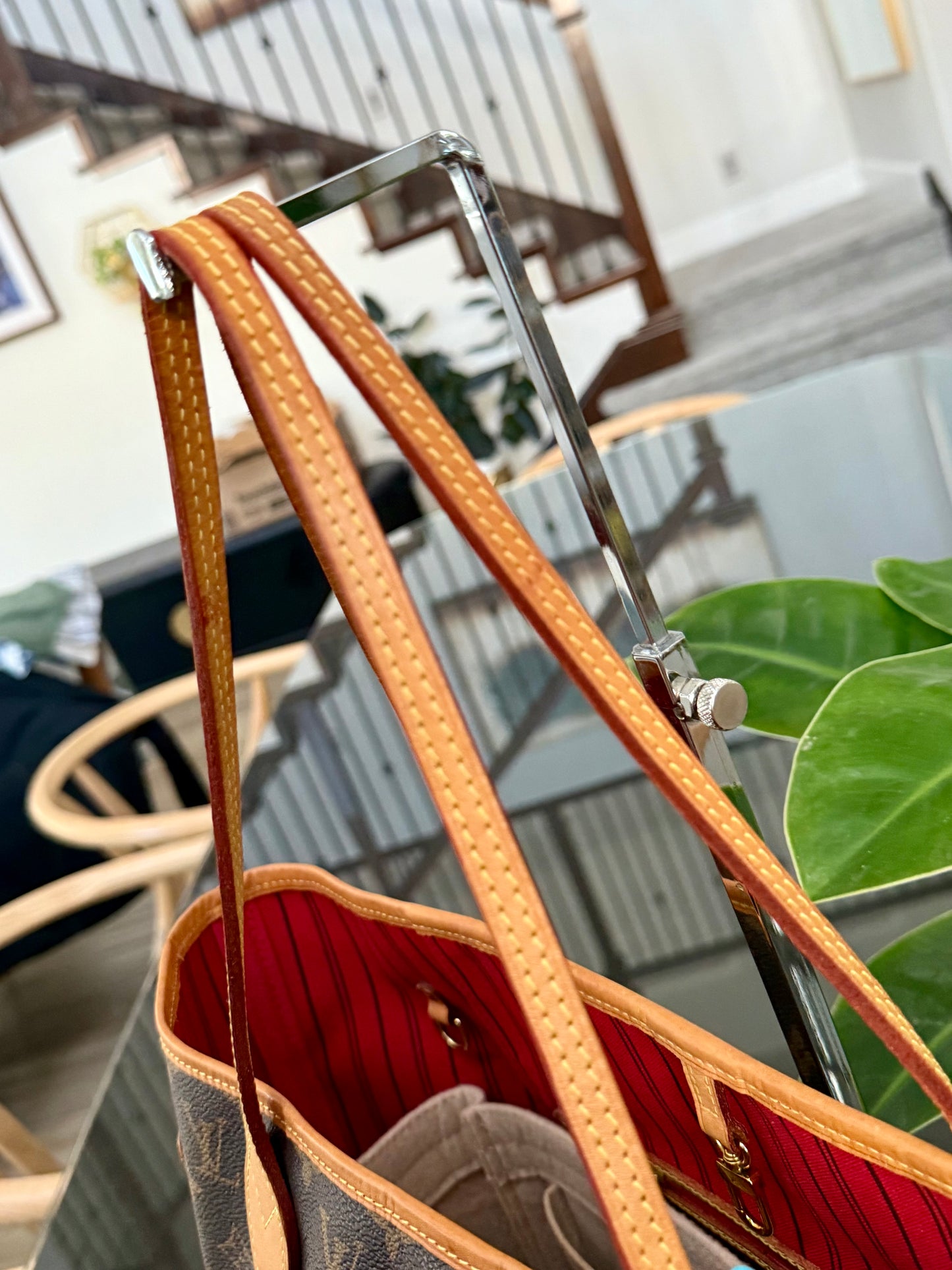 Neverfull MM in Cerise/ Red interior with Dustbag ๐
Year: 2018