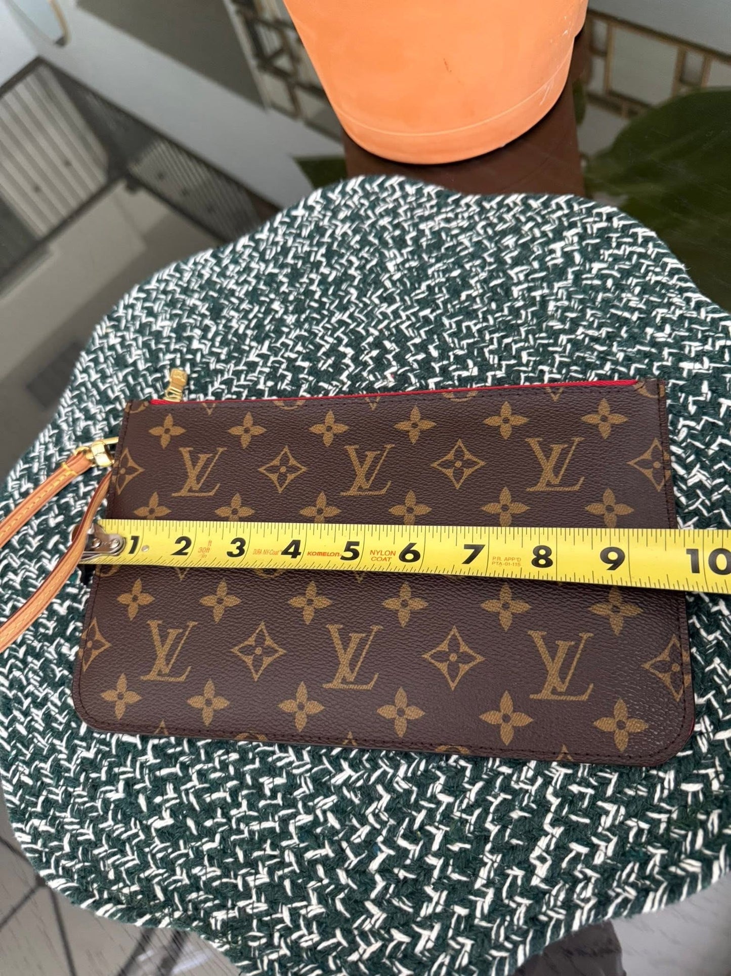 Neverfull MM/GM Pouch in Cerise interior -🗓️ Year: 2017