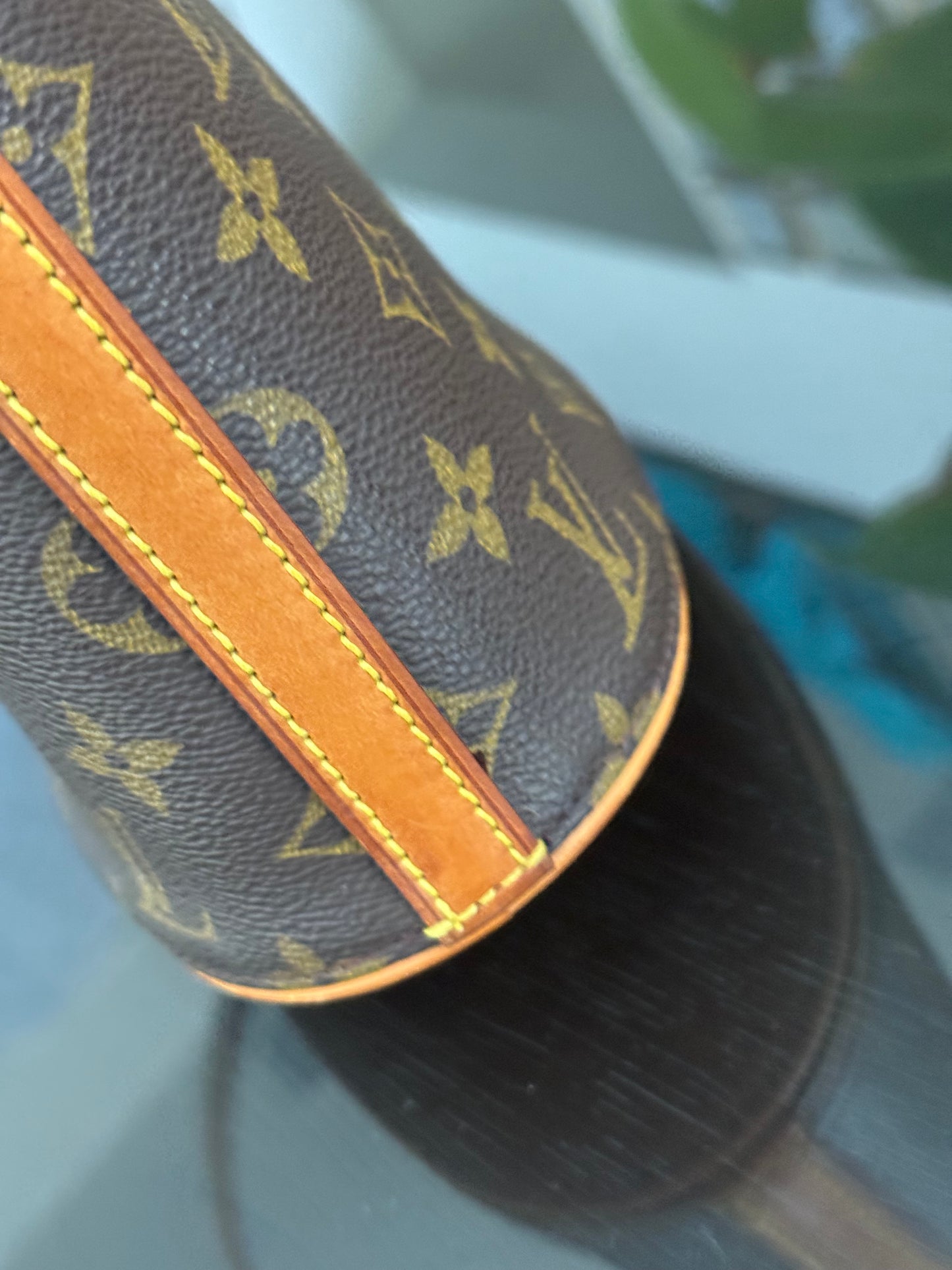Drouot Crossbody ๐
Year: 2000
