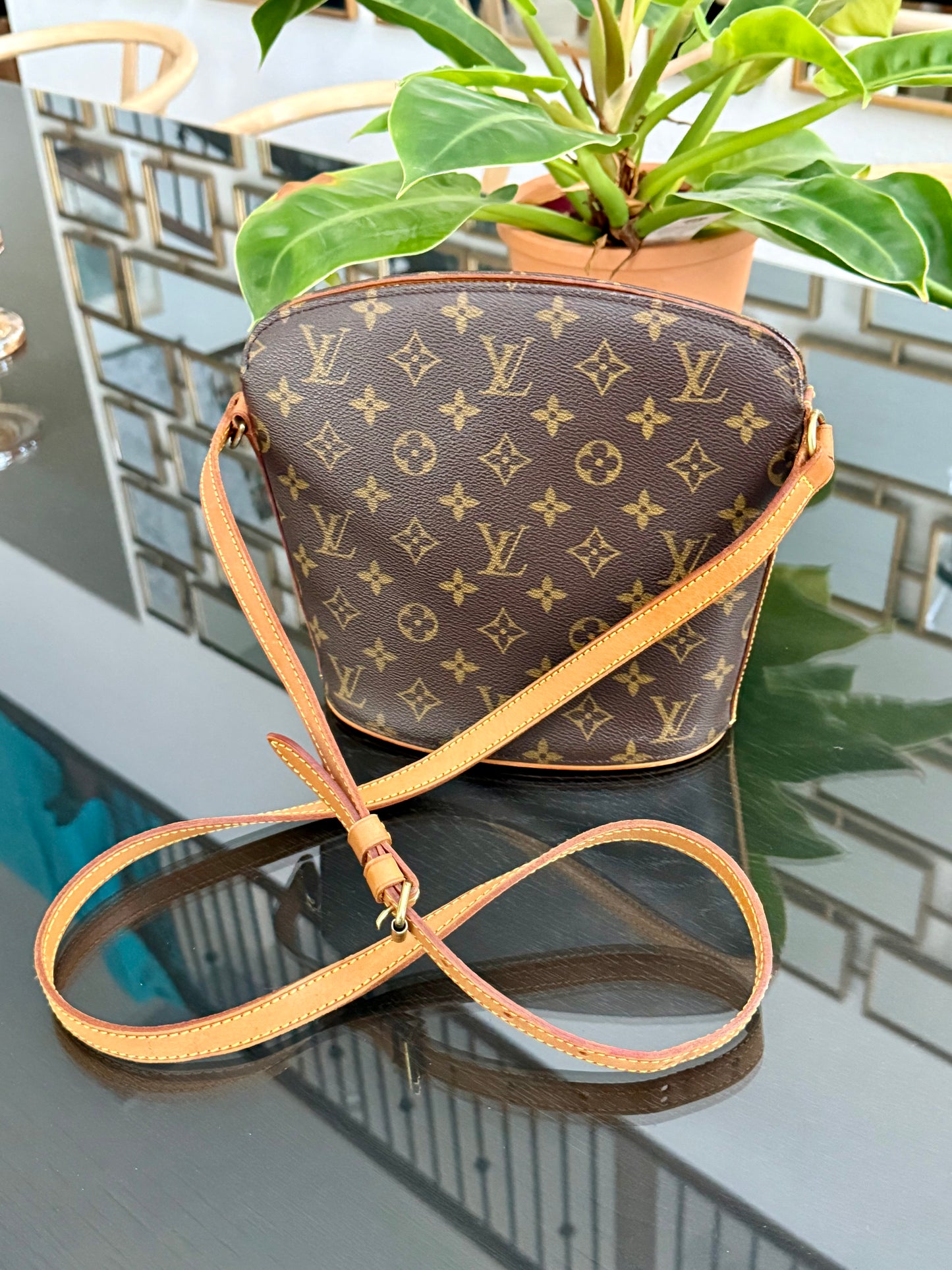 Drouot Crossbody ๐
Year: 2000