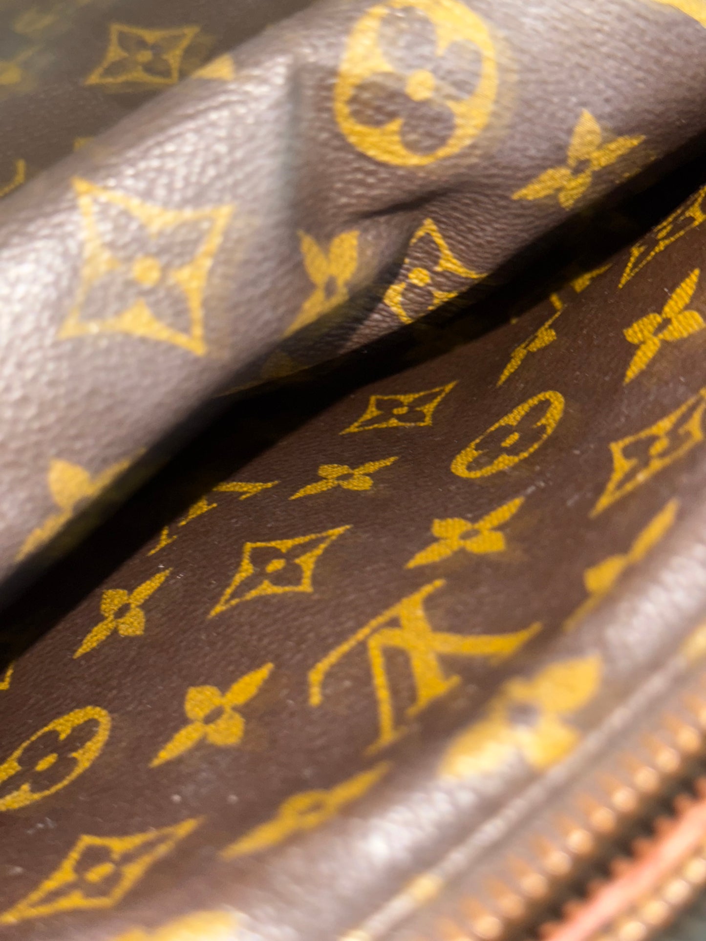 St. Germain 28 Crossbody Bag
๐๏ธ Year: 1995