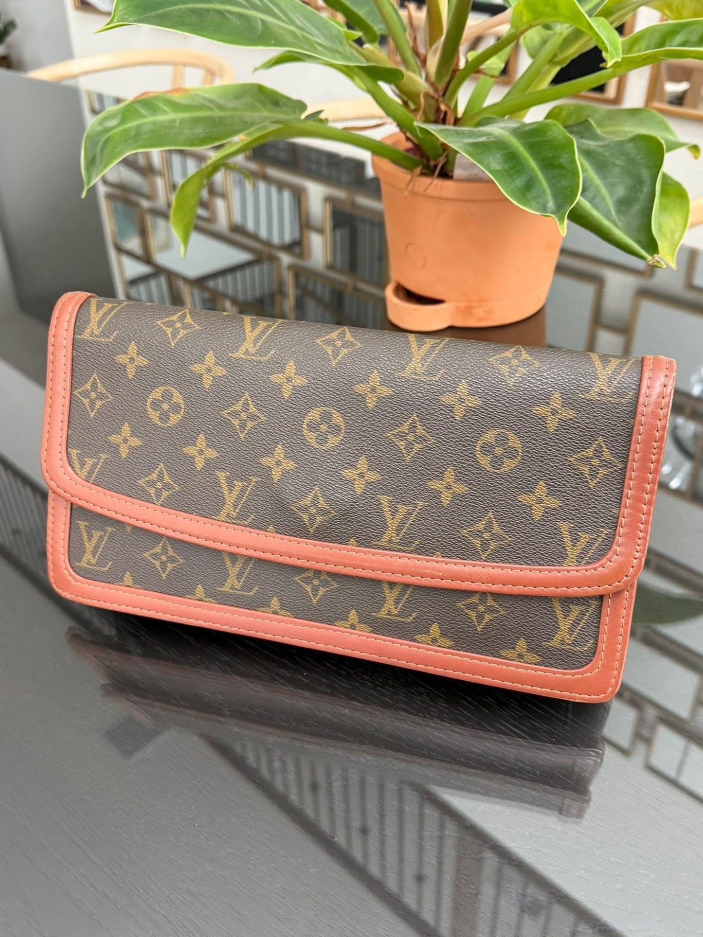 Pochette Dame Clutch
๐๏ธ Pre Date Code