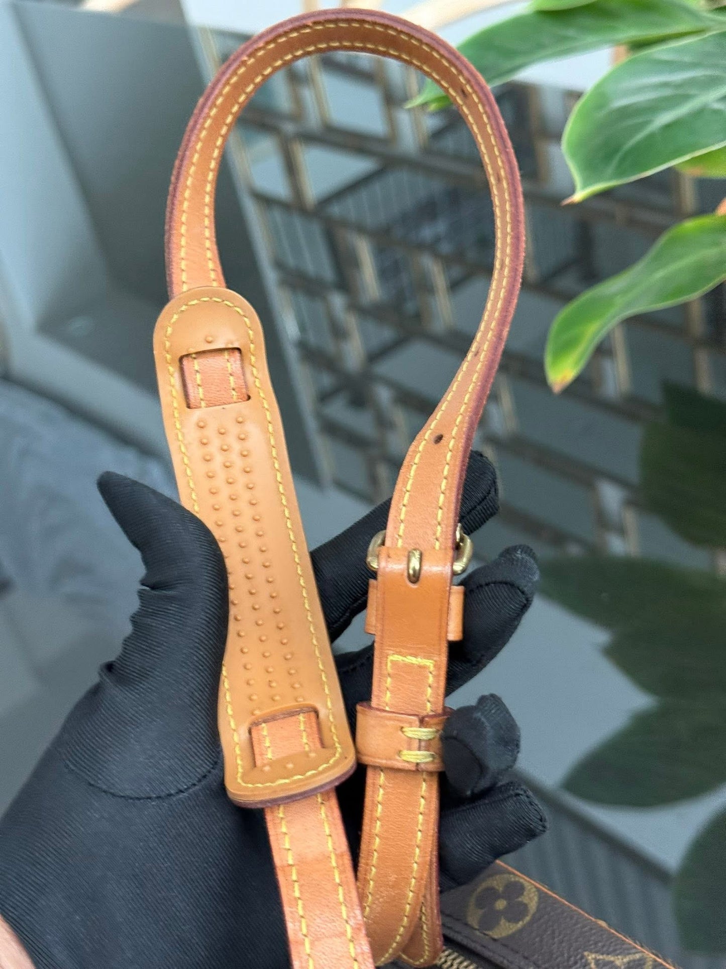 Blois Crossbody -๐๏ธ Year: 1997