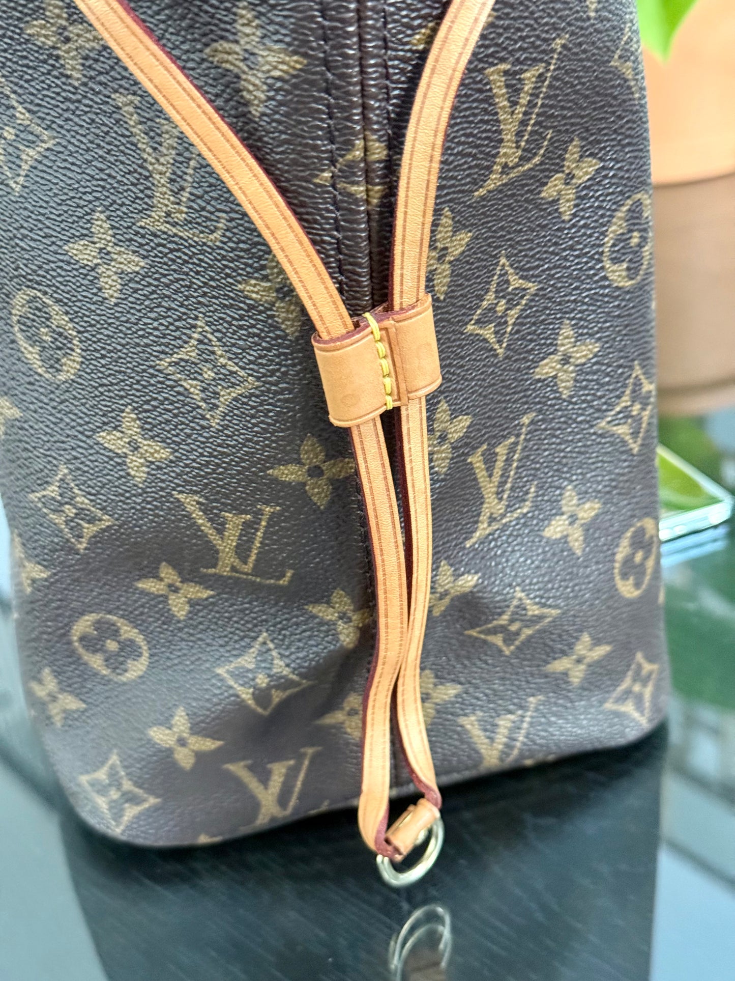 Neverfull MM in Cerise/ Red interior with Dustbag ๐
Year: 2018