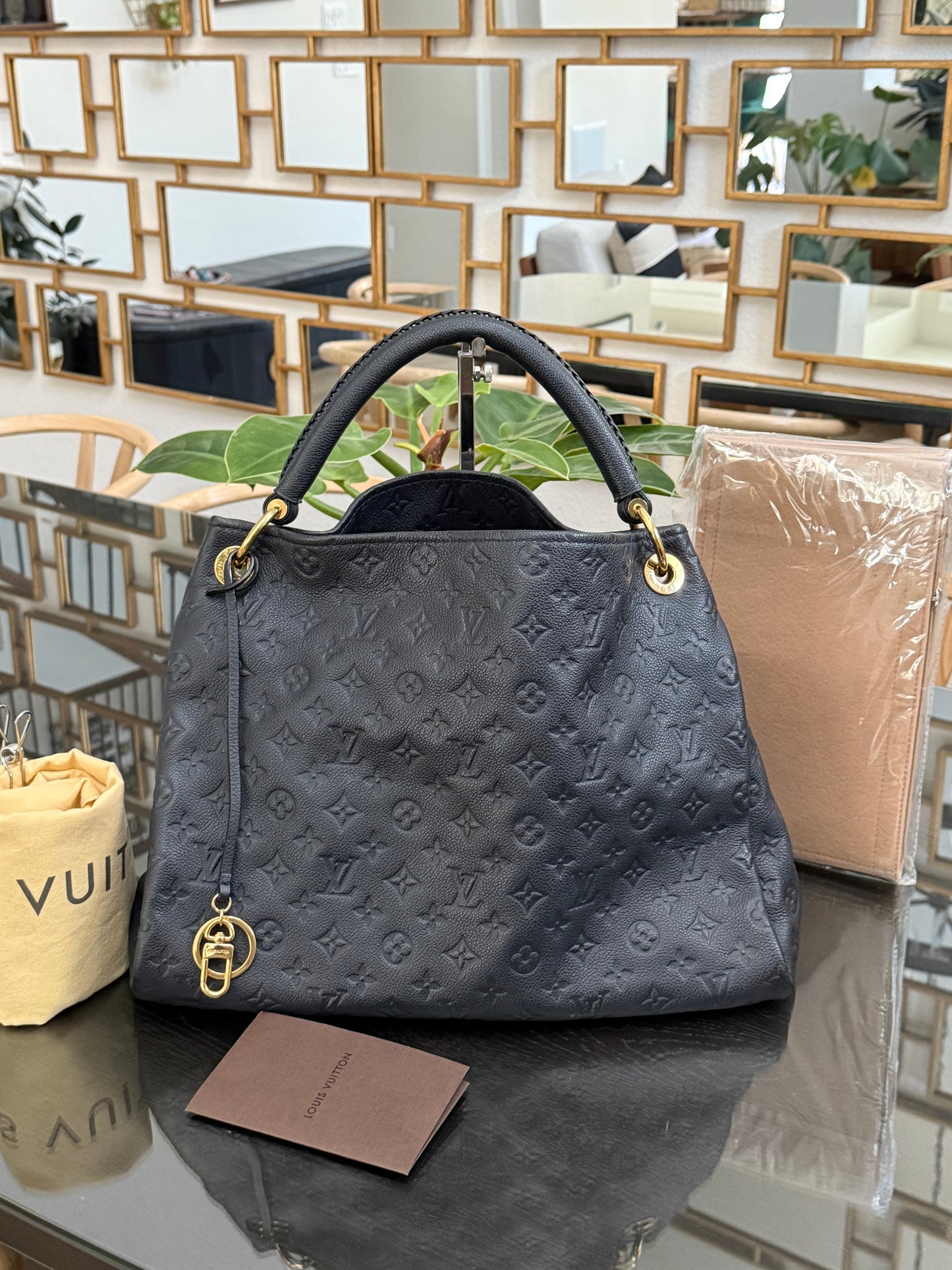 Artsy MM Empriente in Black/ Navy Blue with Dustbag, Receipt and Insert Organizer - ๐
Year: 2012