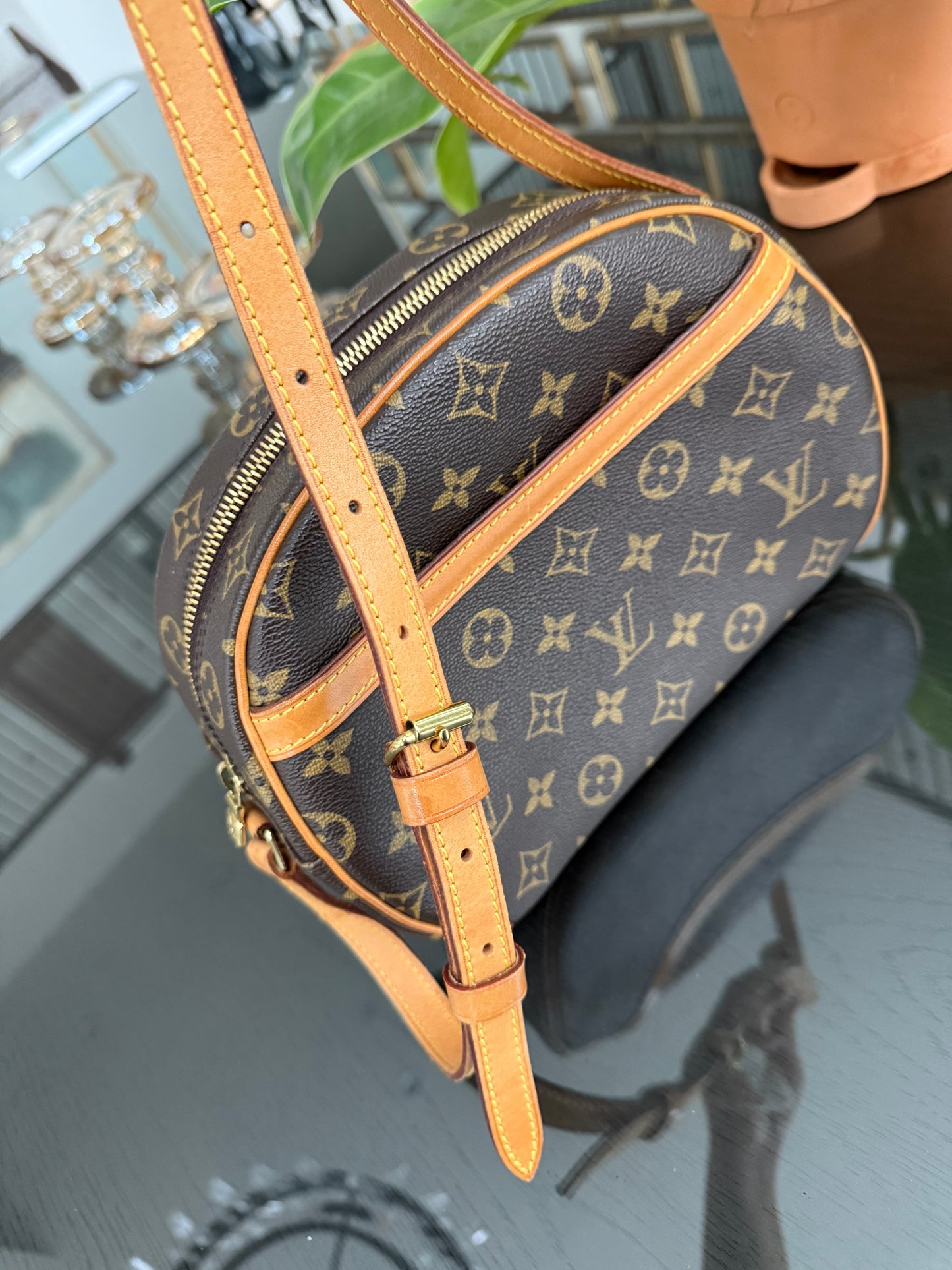 Blois Crossbody -🗓️ Year: 1999