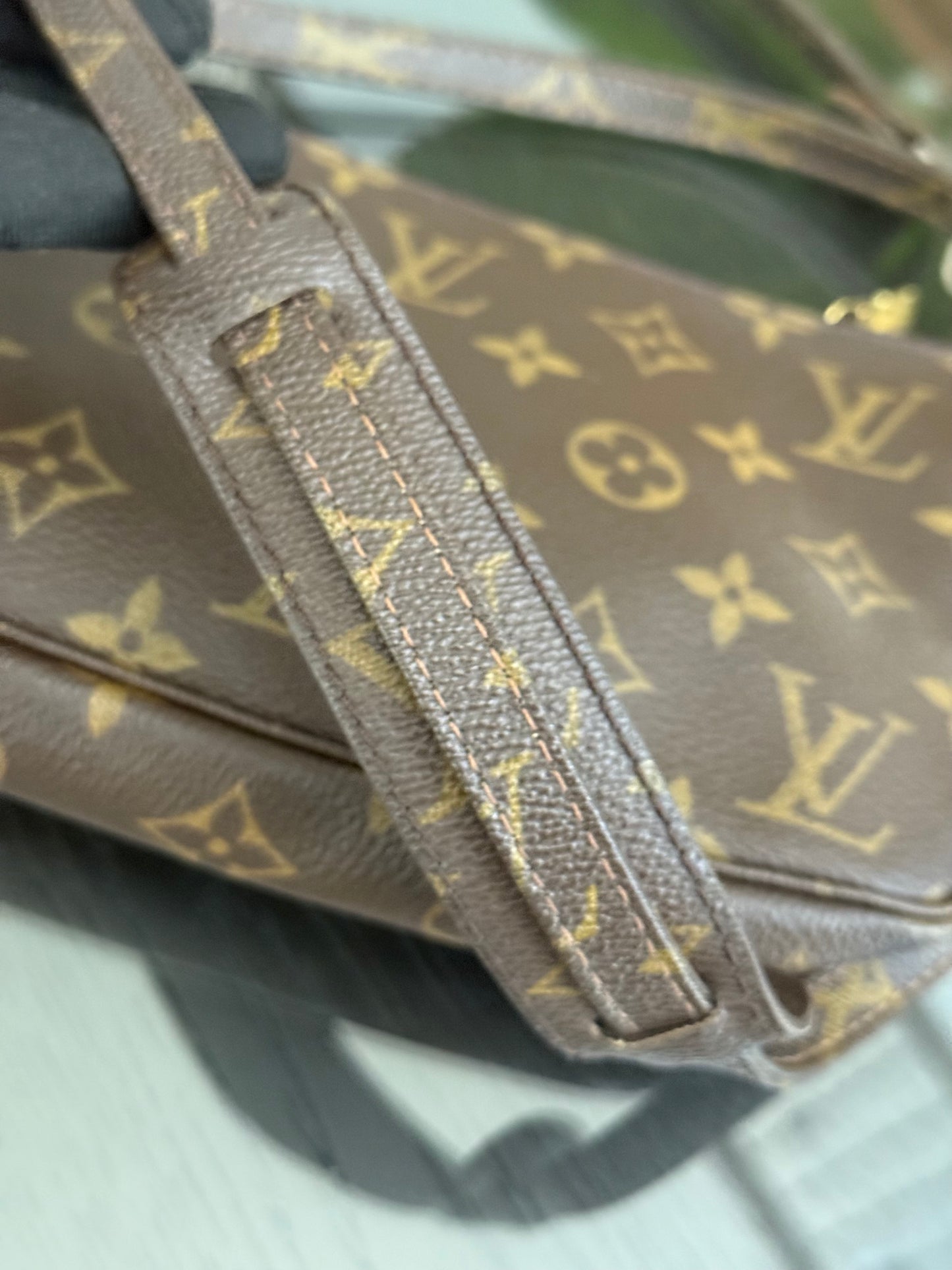 Pochette Accessories with Vintage Crossbody Strap - ๐
Year: 1999