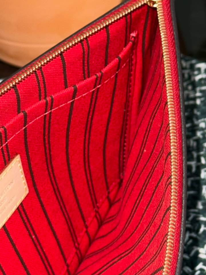 Neverfull MM/GM Pouch in Cerise interior -🗓️ Year: 2017