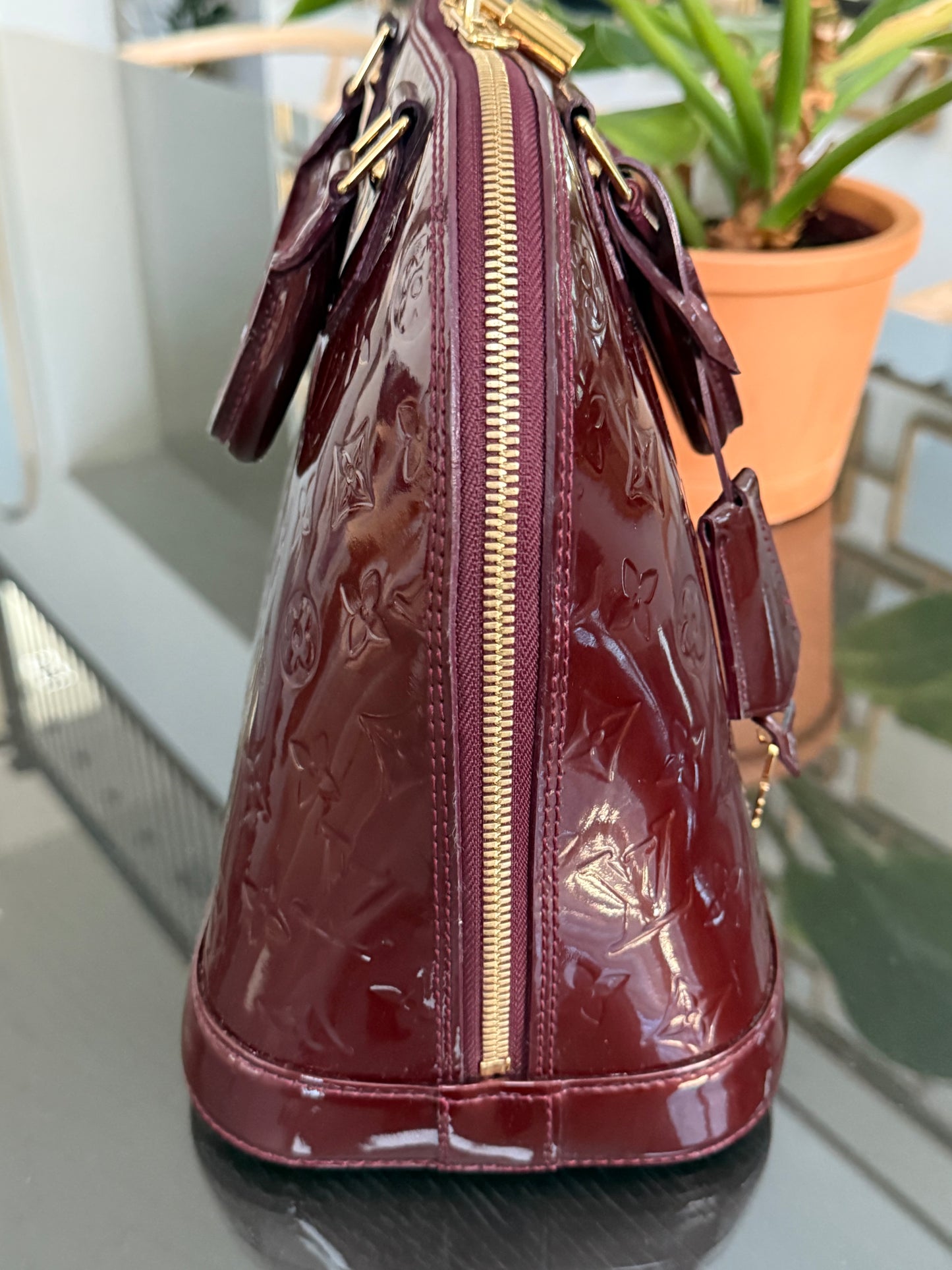Vernis Alma PM Amarante with Lock π and key, clochette and Dustbag π