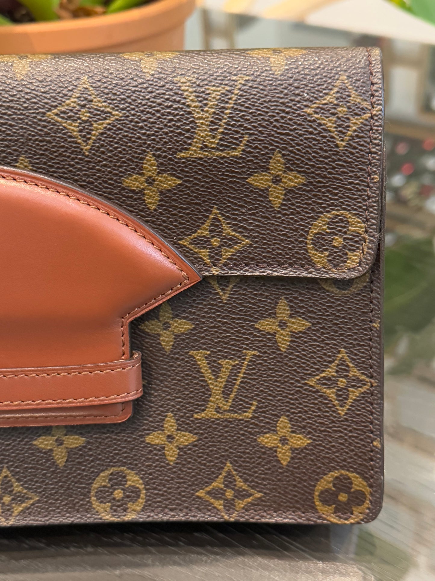 Chaillot Clutch w/ Dustbag -Year: 1987