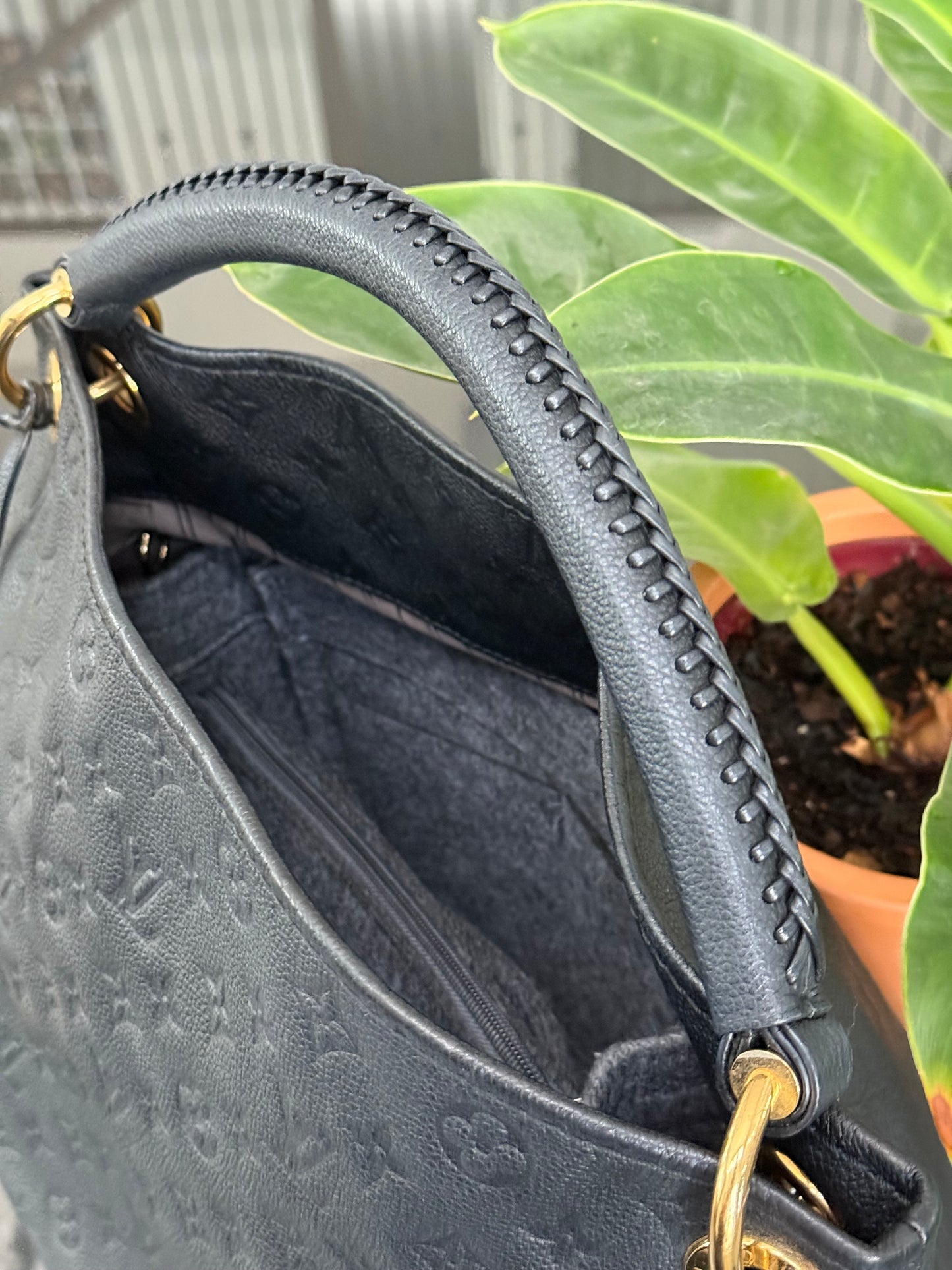 Artsy MM Empriente in Black with Dustbag and Insert Organizer - ๐
Year: 2015