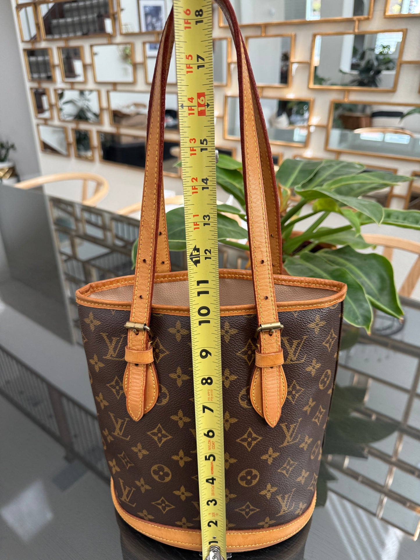 Petite Bucket in Monogram 🗓️ Year: 2003
