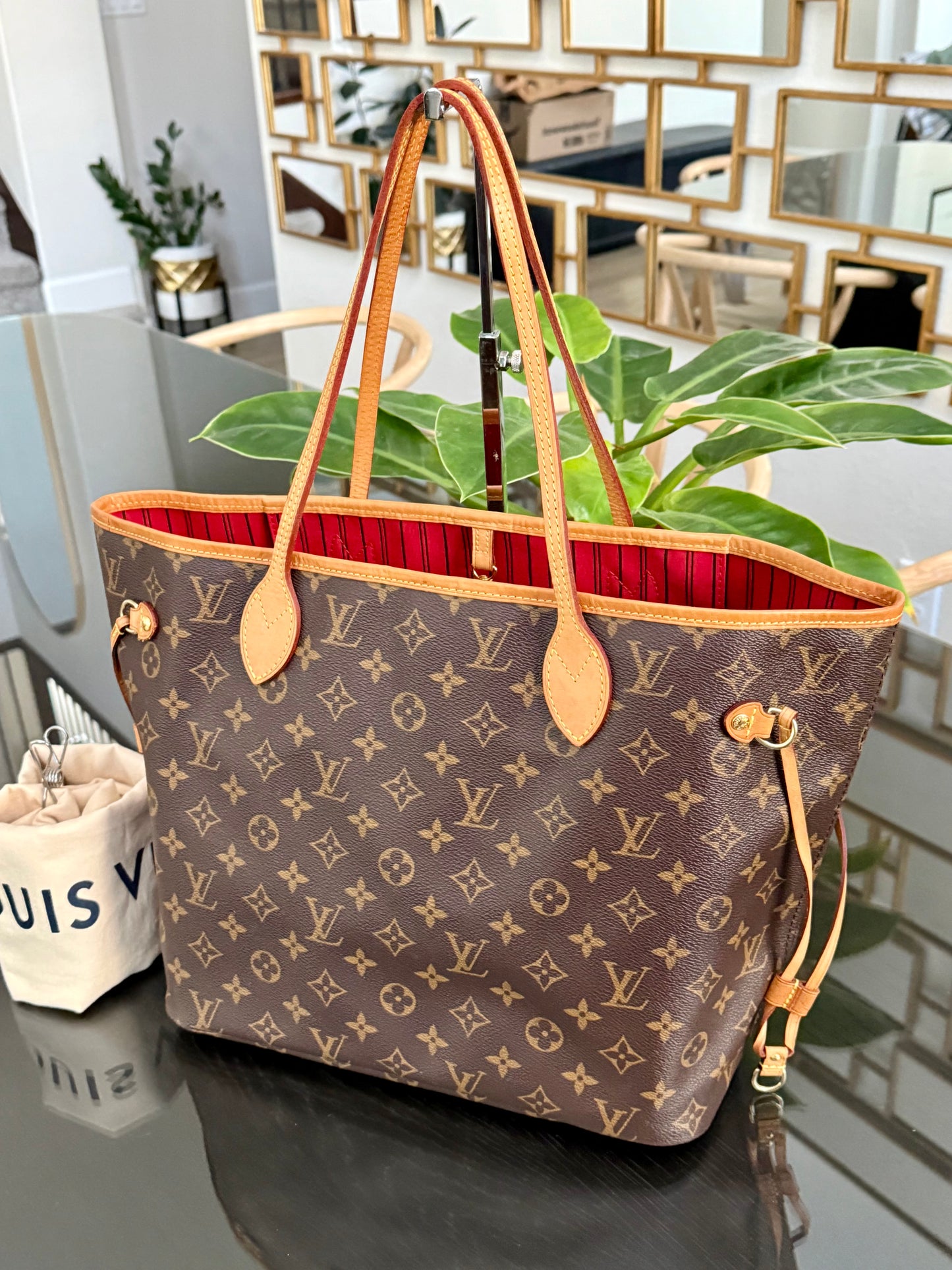 Neverfull MM in Cerise/ Red interior with Dustbag ๐
Year: 2018