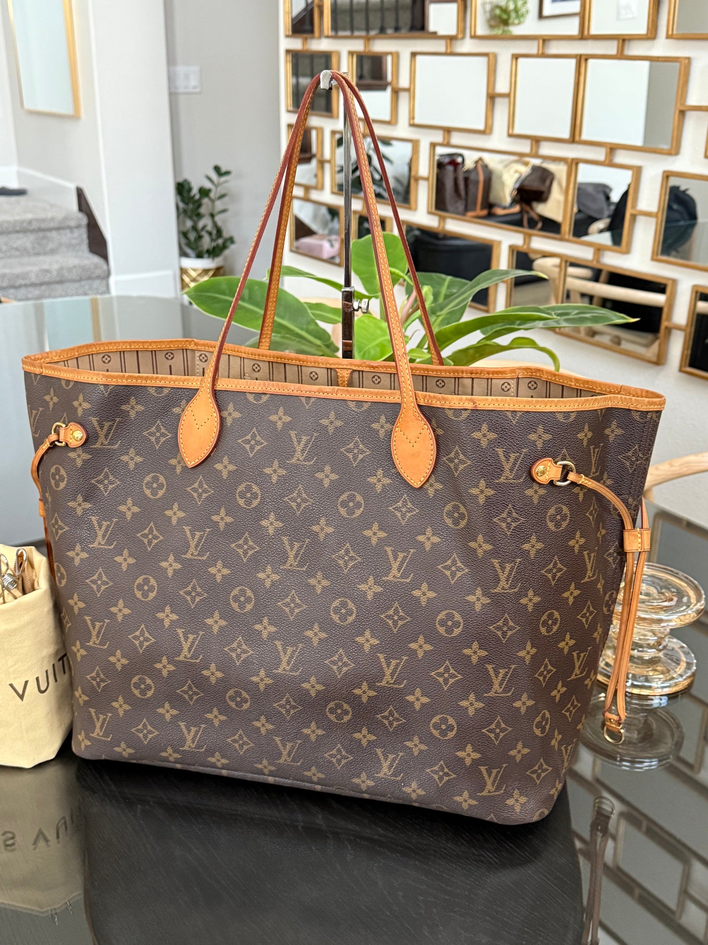 Neverfull GM with Dustbag and Insert Organizer ๐
Year: 2012