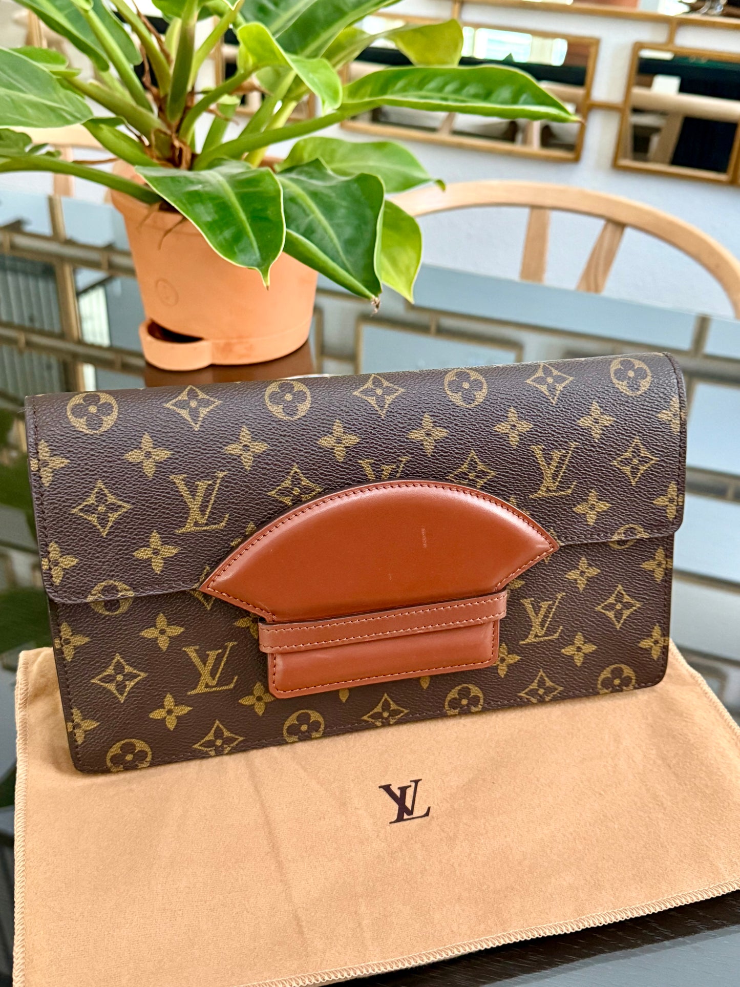 Chaillot Clutch w/ Dustbag 🗓️ Year: 1987