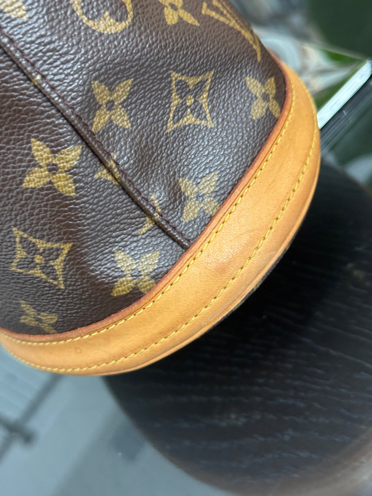 Petite Bucket in Monogram 🗓️ Year: 2003