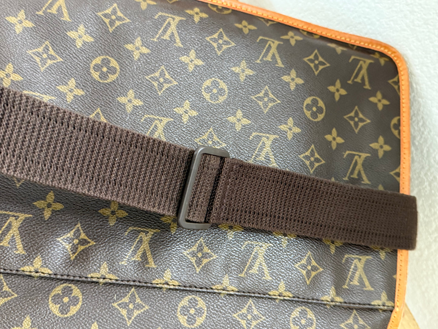 Gibeciere GM Crossbody - π
Year: 1997
