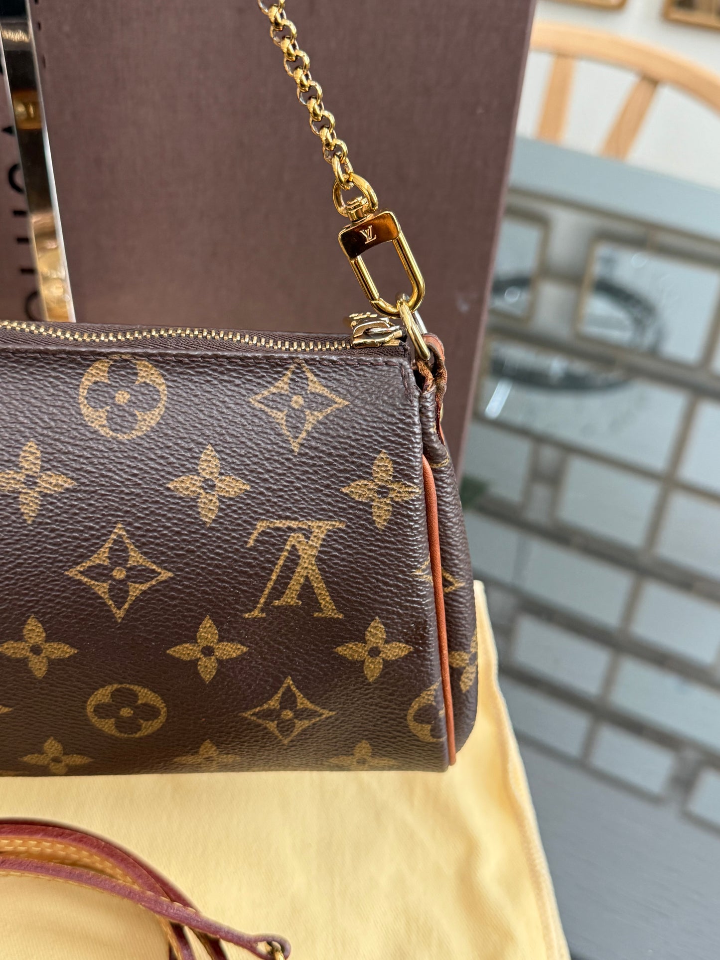 Eva Clutch Crossbody with Dustbag and Box🗓️ Year: 2015