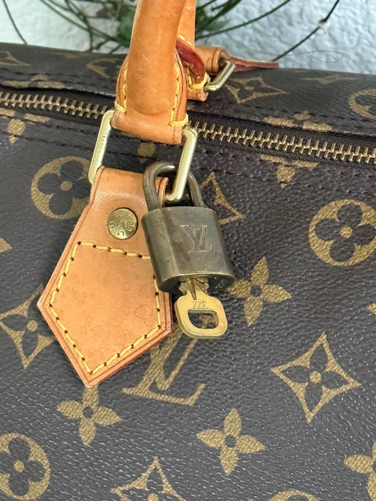 Speedy 30 with π Lock & Key - π
Year: 1995