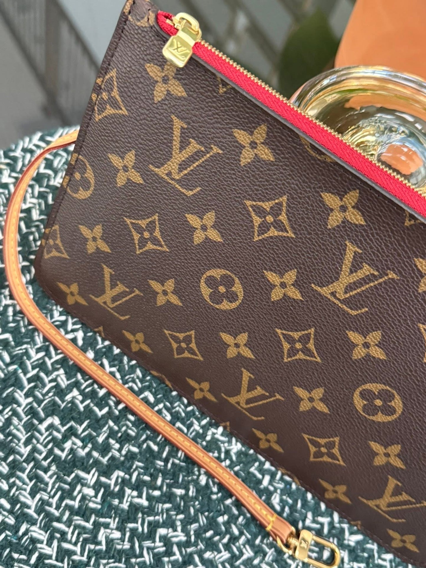 Neverfull MM/GM Pouch in Cerise interior -🗓️ Year: 2017