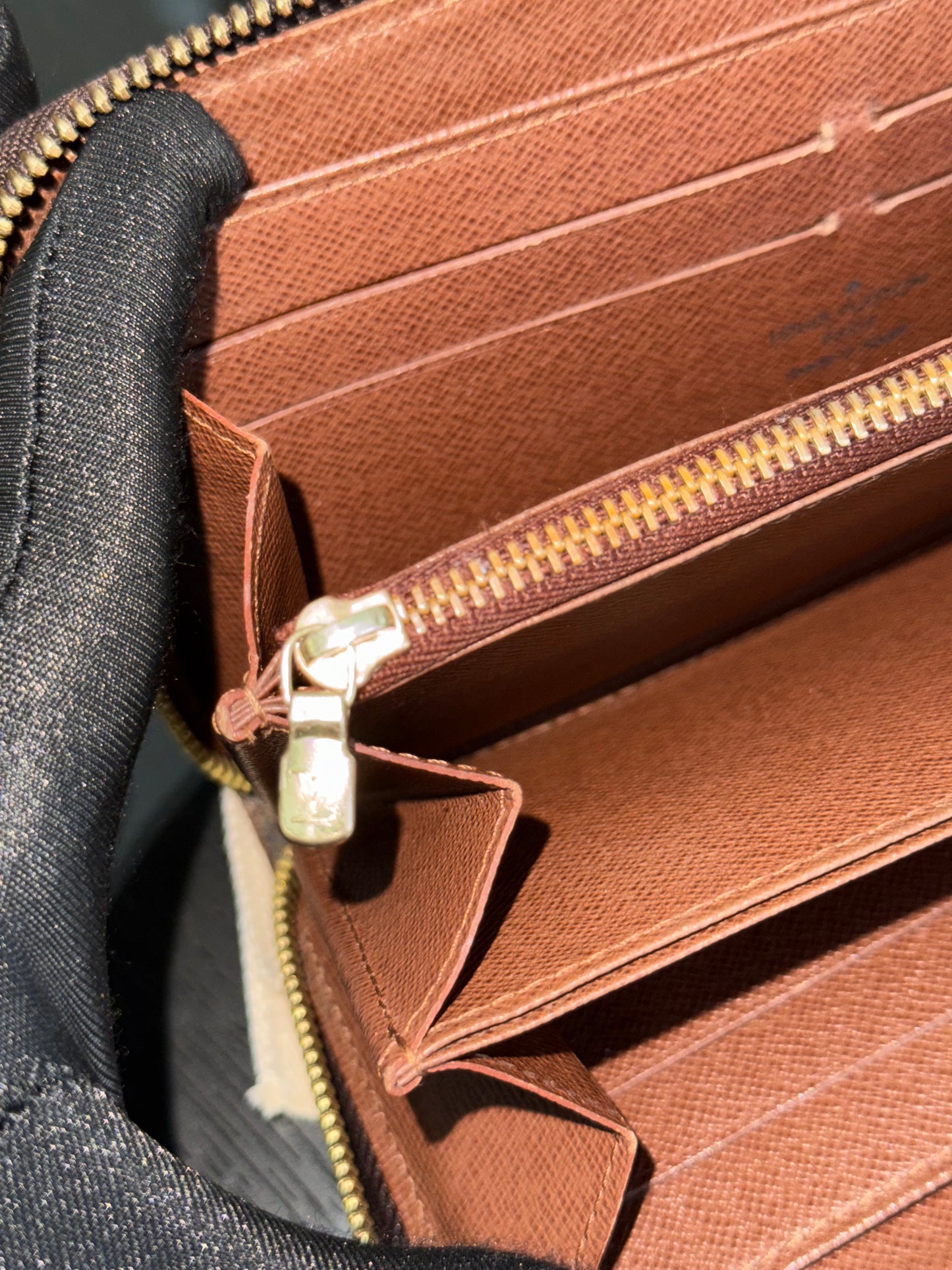 Zippy Long Wallet in Monogram with Dustbag and Box π
Year: 2009