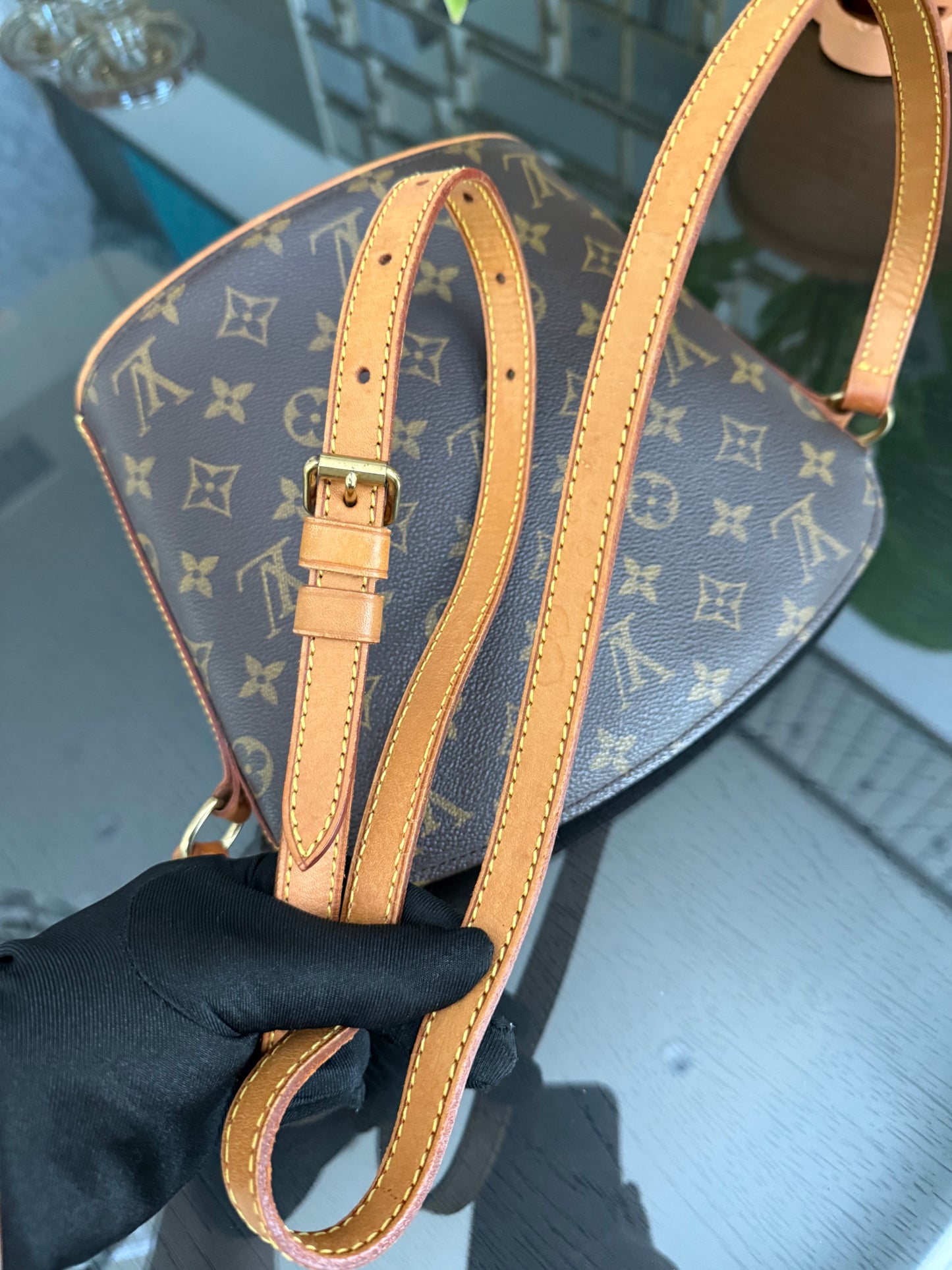 Drouot Crossbody ๐
Year: 2000