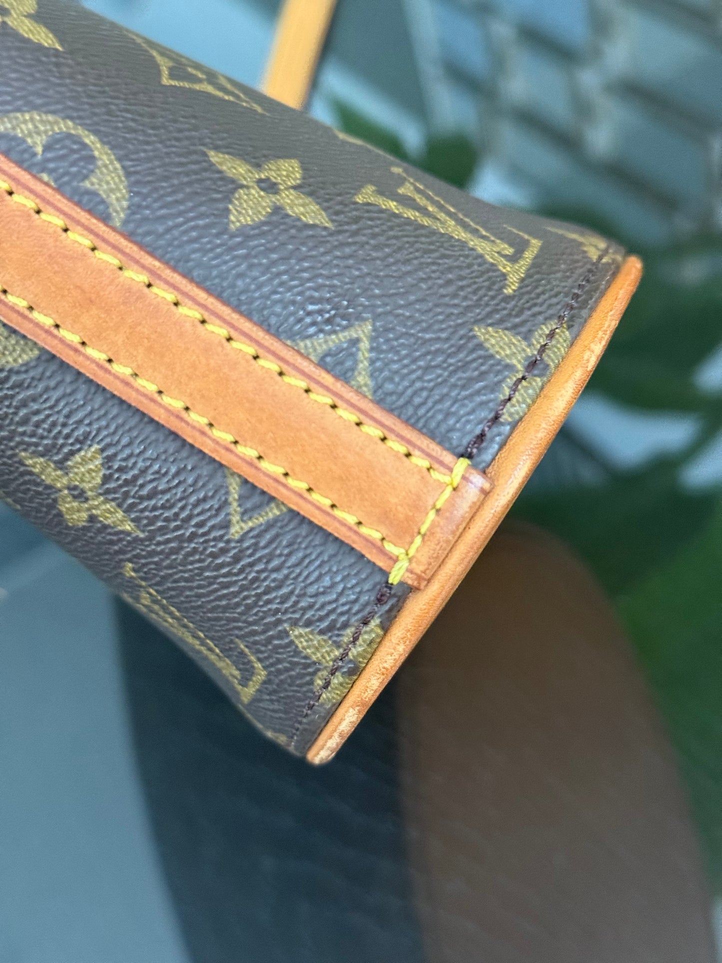 Drouot Crossbody ๐
Year: 2000