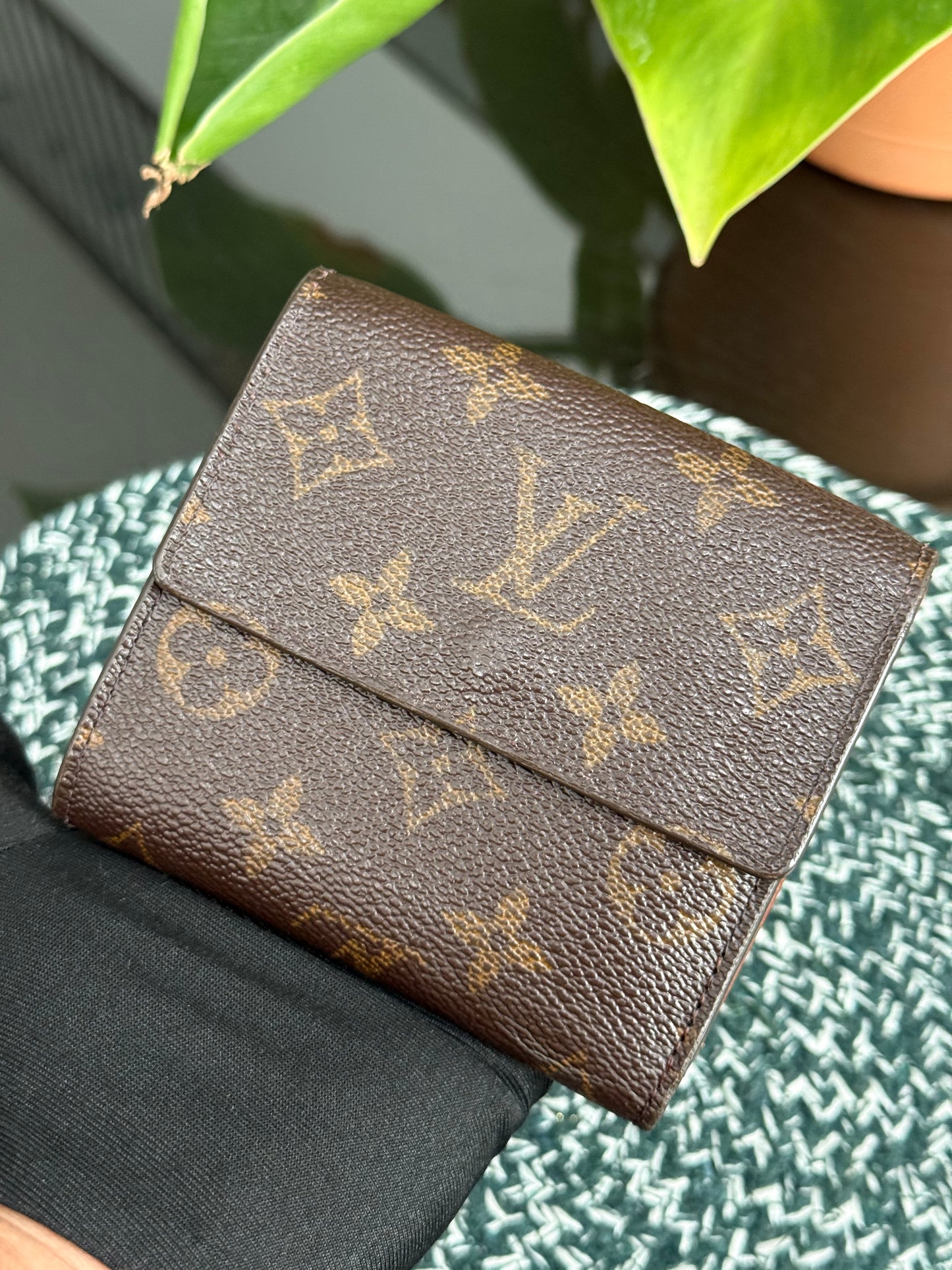 Elise Trifold Compact Wallet -๐๏ธ Year: 2001