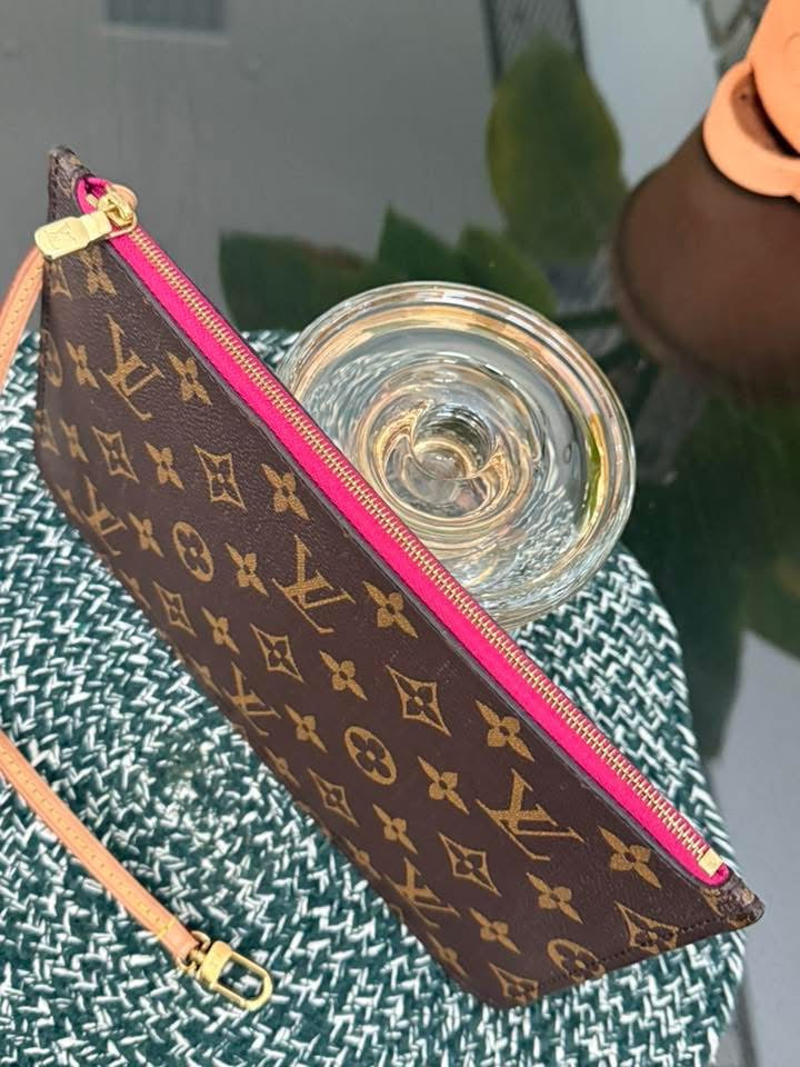 Neverfull MM/GM Pouch in Peony 🗓️ Year: 2020