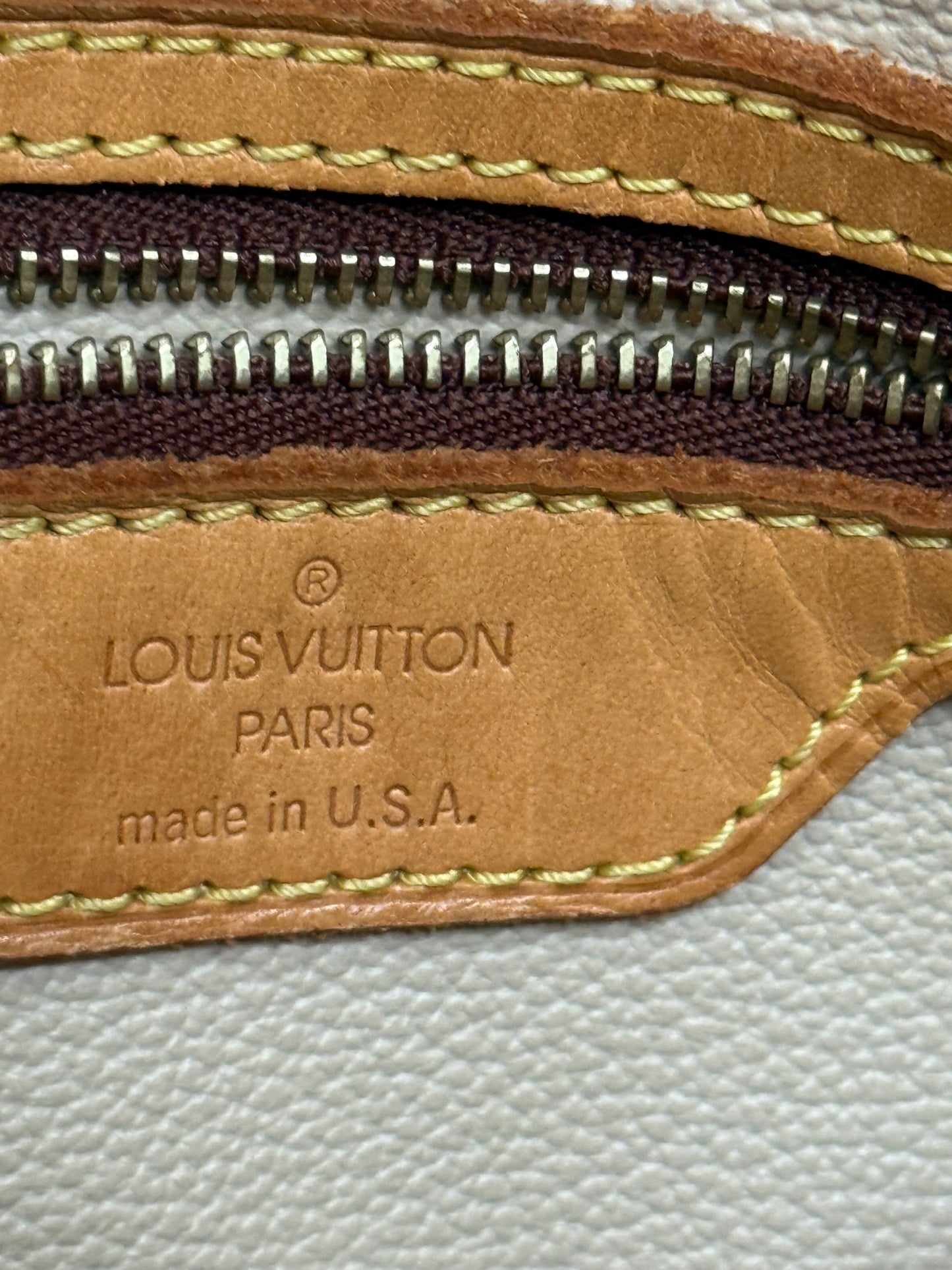 Petite Bucket in Monogram 🗓️ Year: 2003