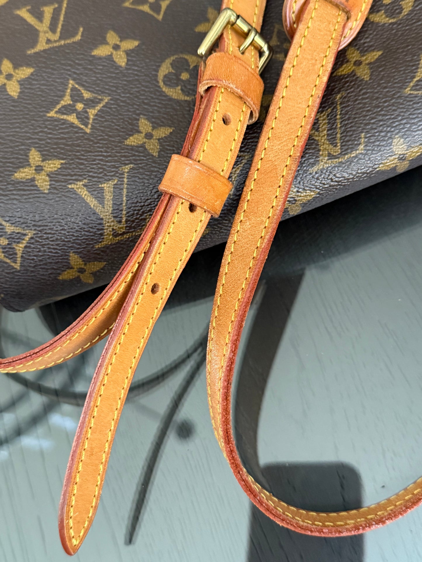 St. Germain 28 Crossbody Bag
๐๏ธ Year: 1995