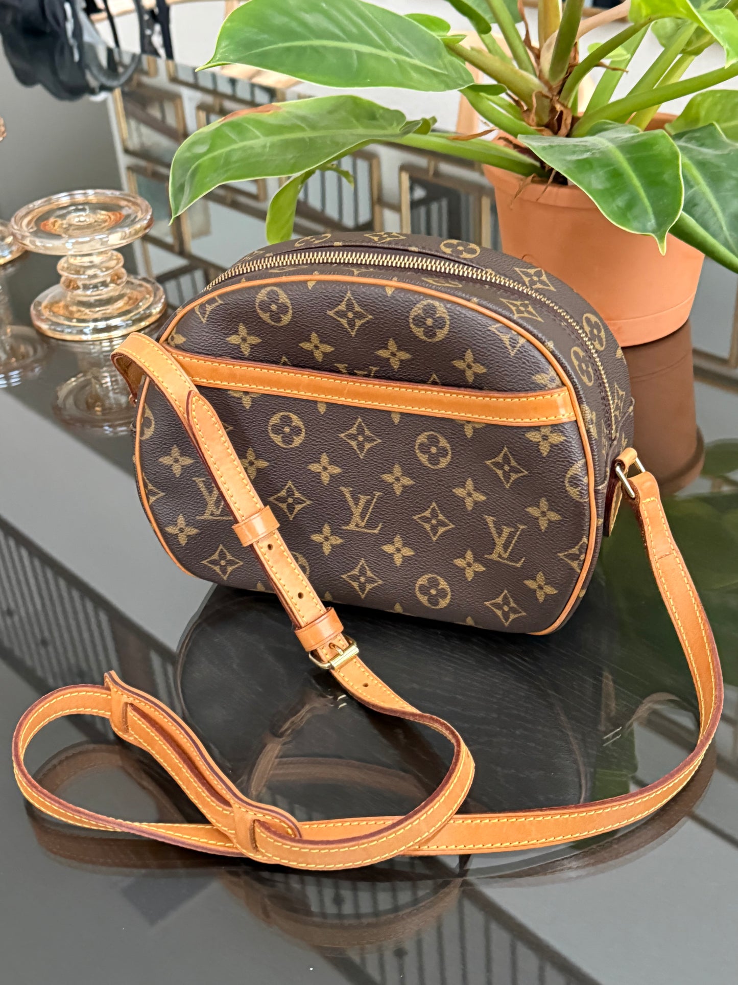 Blois Crossbody -🗓️ Year: 1999
