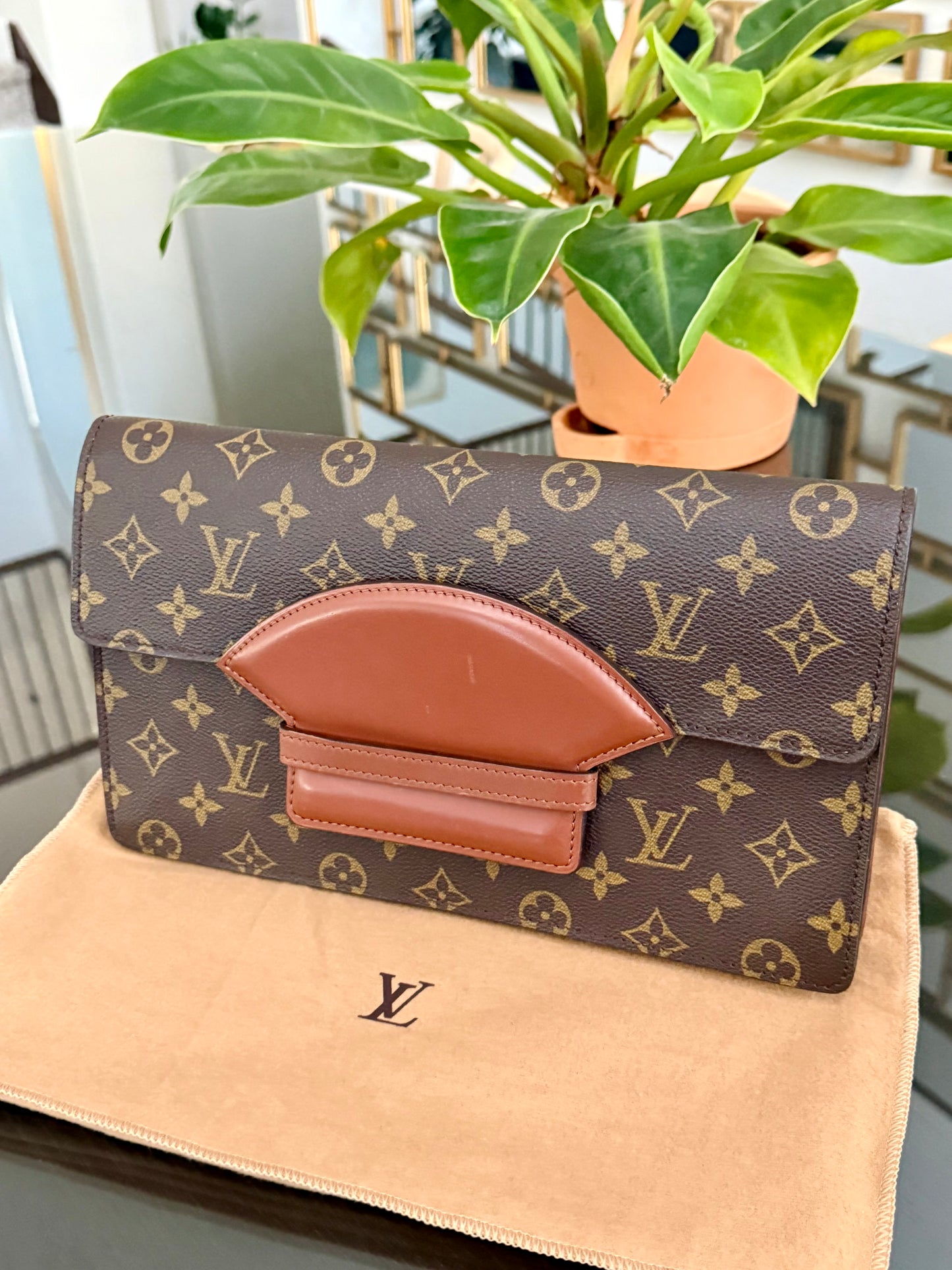 Chaillot Clutch w/ Dustbag 🗓️ Year: 1987