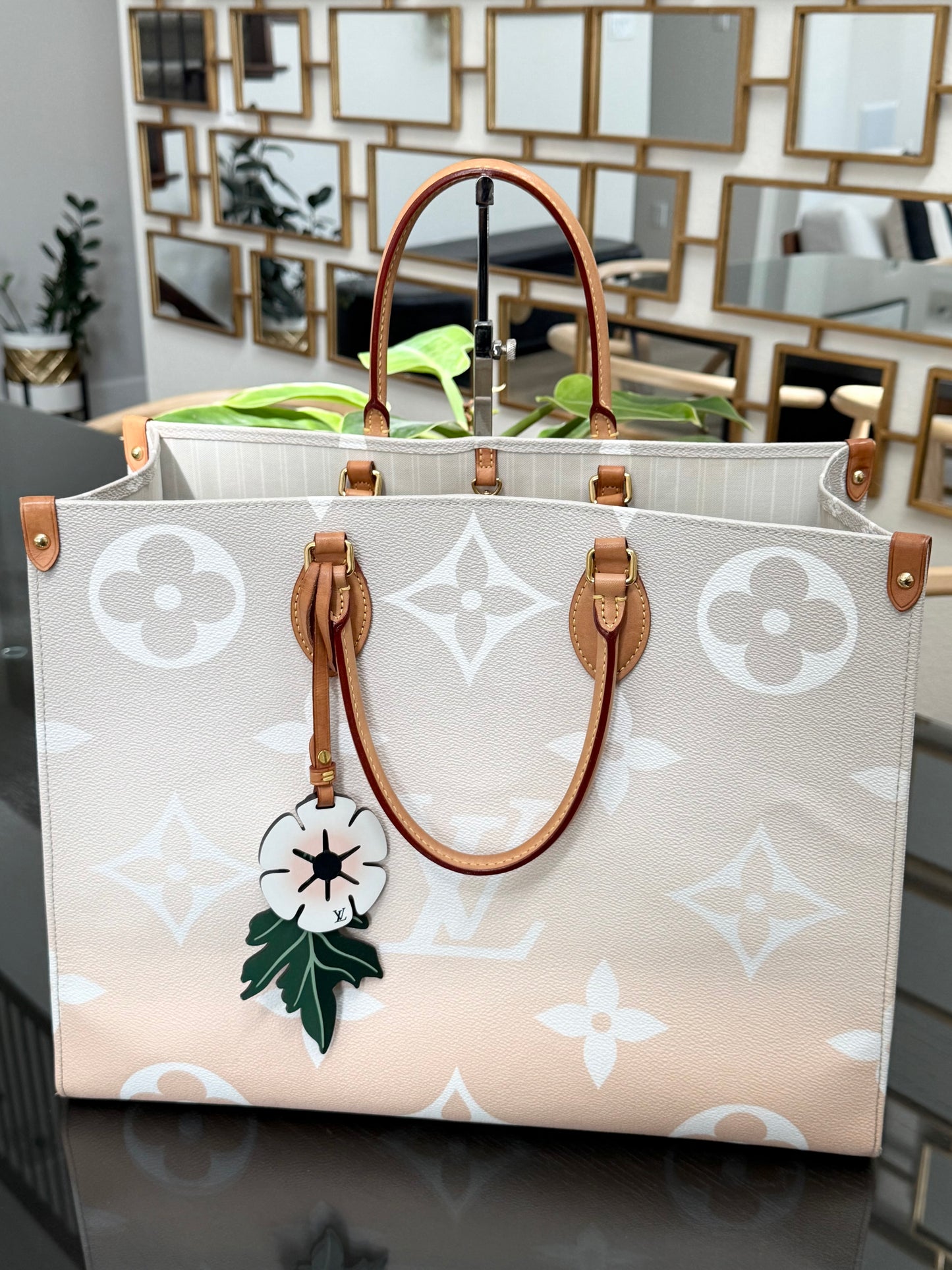 On The Go GM By The Pool in Monogram with Dustbag and Insert Organizer -Microchip