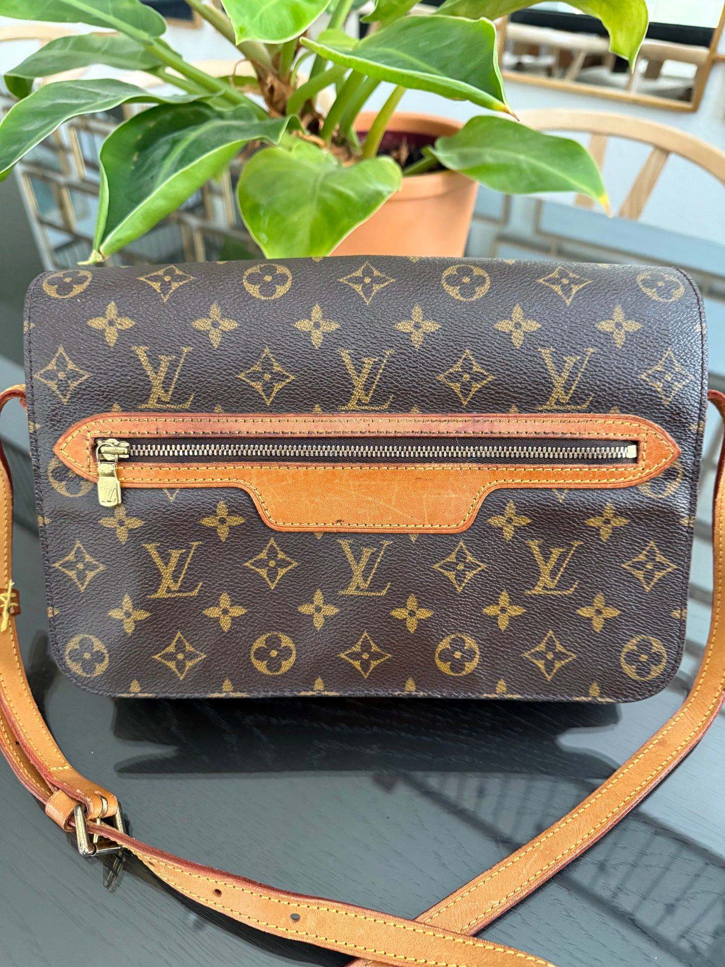St. Germain 28 Crossbody Bag
๐๏ธ Year: 1995